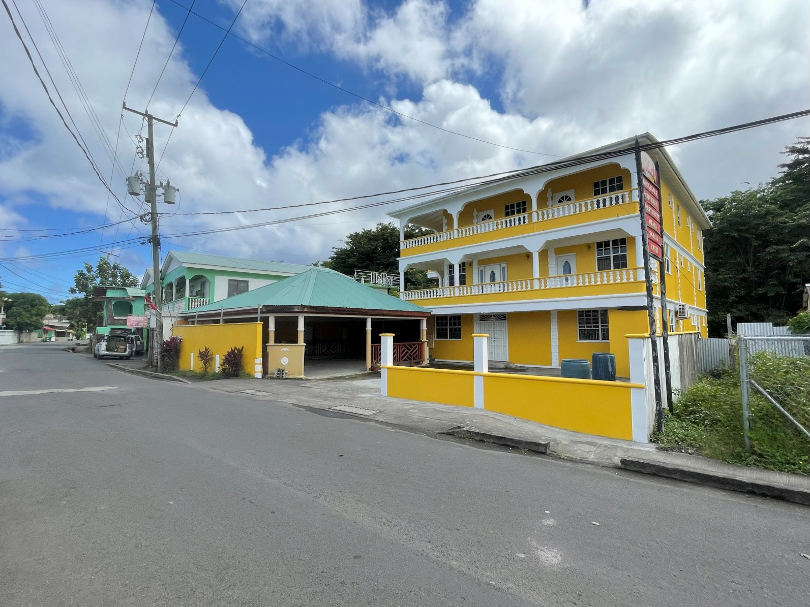 3 storey commercial building in Portsmouth – EC$3,531,970 / US$1,300,000
