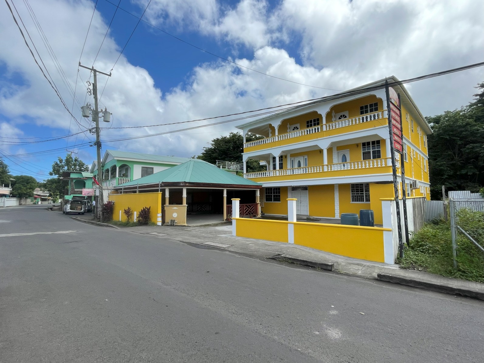 3 storey commercial building in Portsmouth – EC$3,531,970 / US$1,300,000