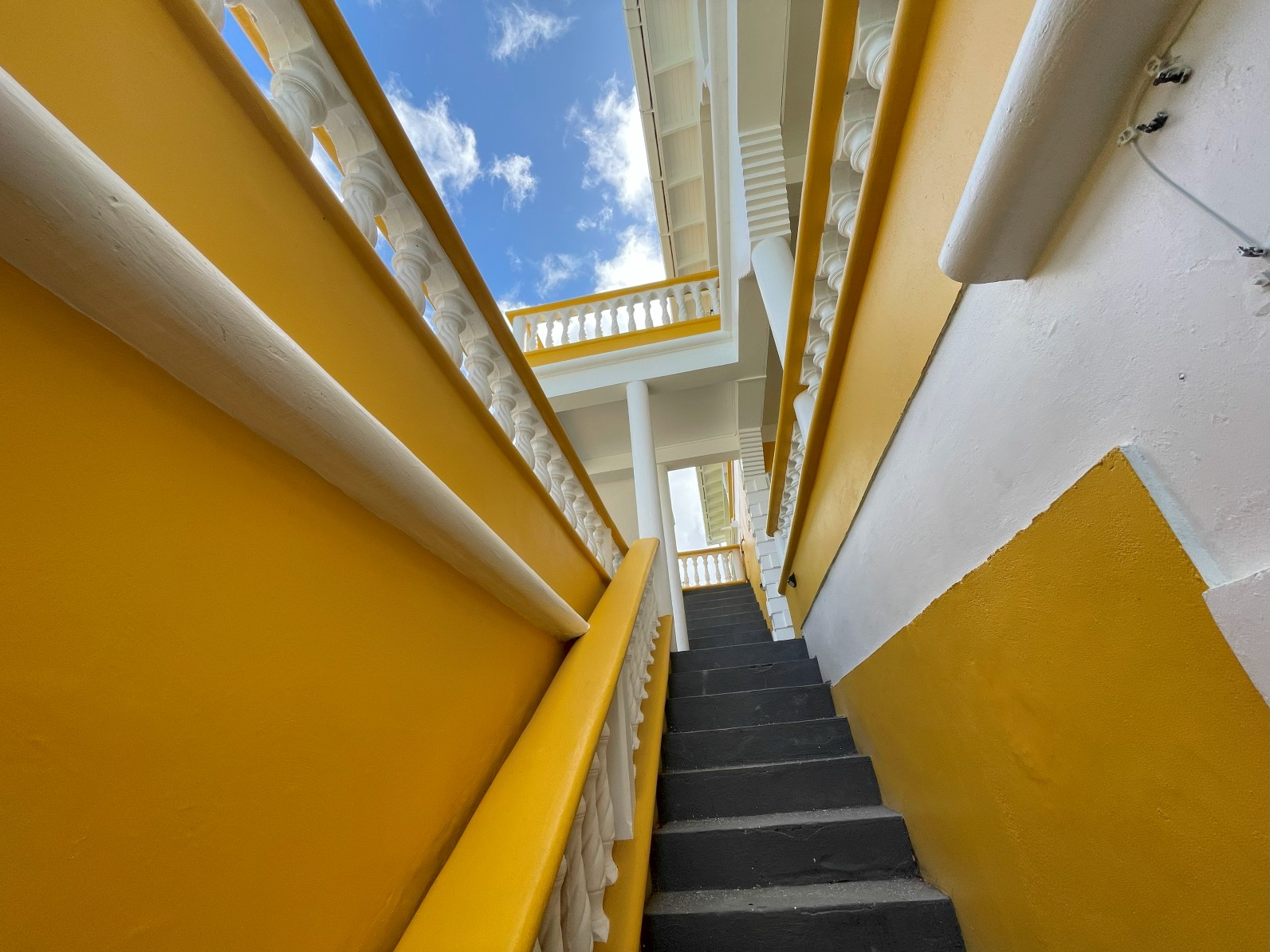 3 storey commercial building in Portsmouth – EC$3,531,970 / US$1,300,000