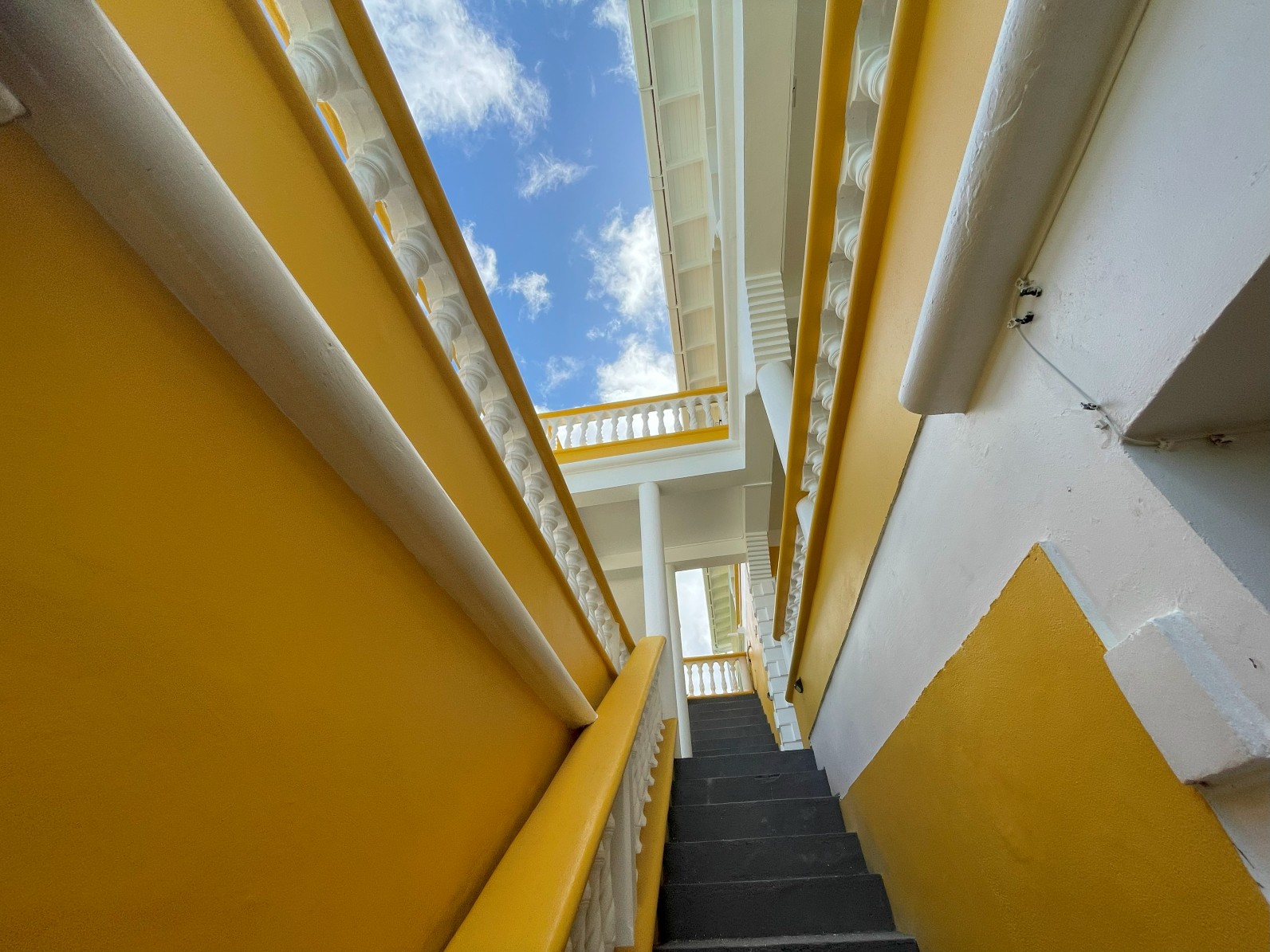 3 storey commercial building in Portsmouth – EC$3,531,970 / US$1,300,000