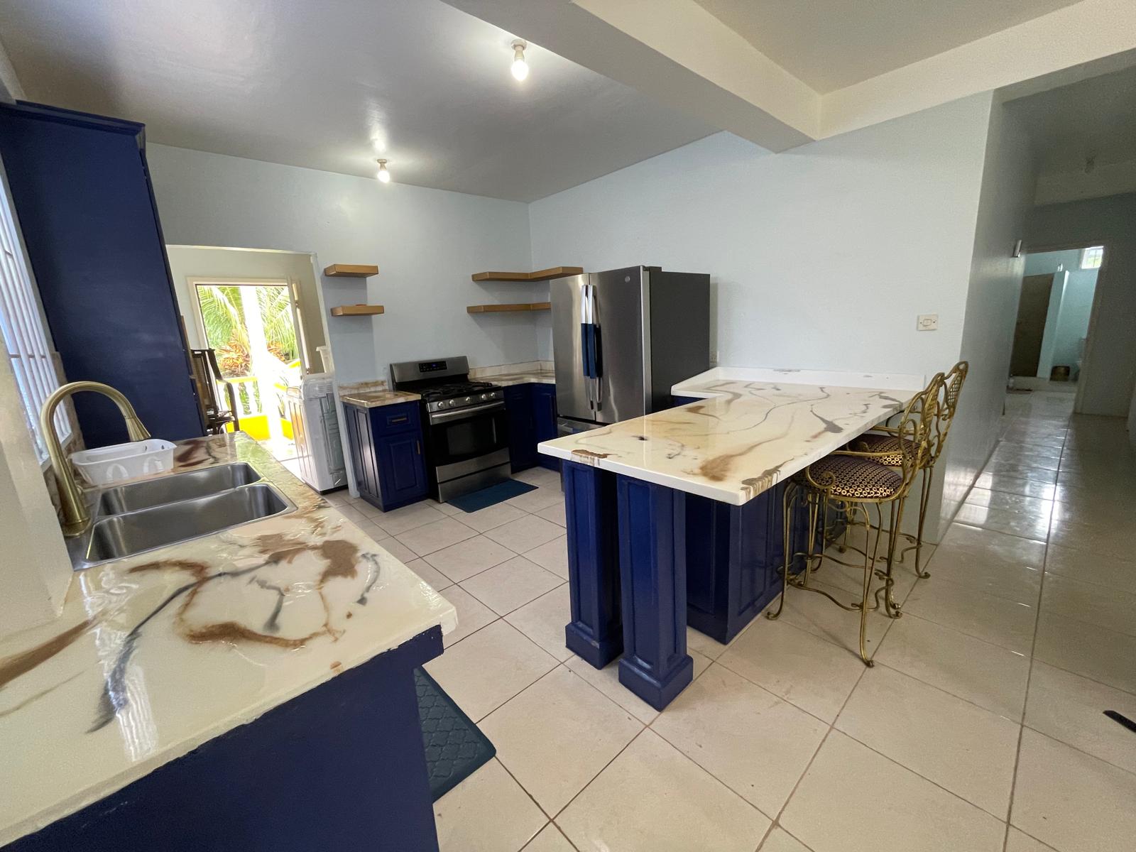 3 storey commercial building in Portsmouth – EC$3,531,970 / US$1,300,000