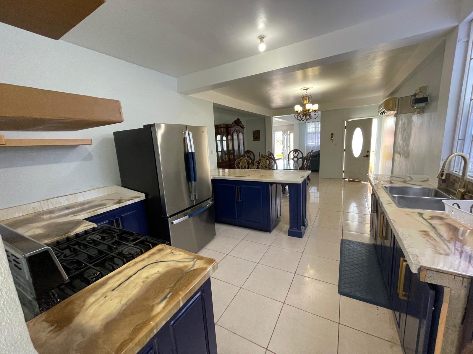 3 storey commercial building in Portsmouth – EC$3,531,970 / US$1,300,000