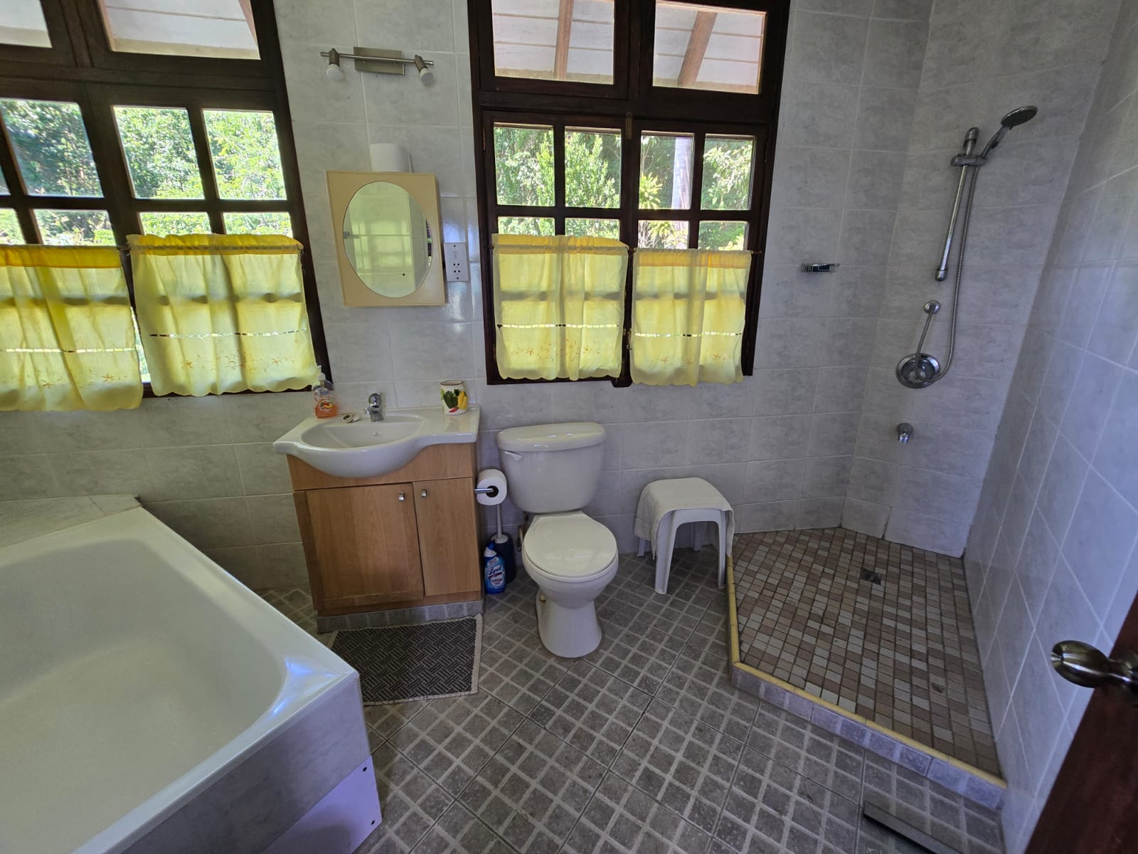 4 bedrooms, 5 bathrooms, fully furnished house in Beau Bois, Dominica – US$800,000 / EC$2,172,520 Million