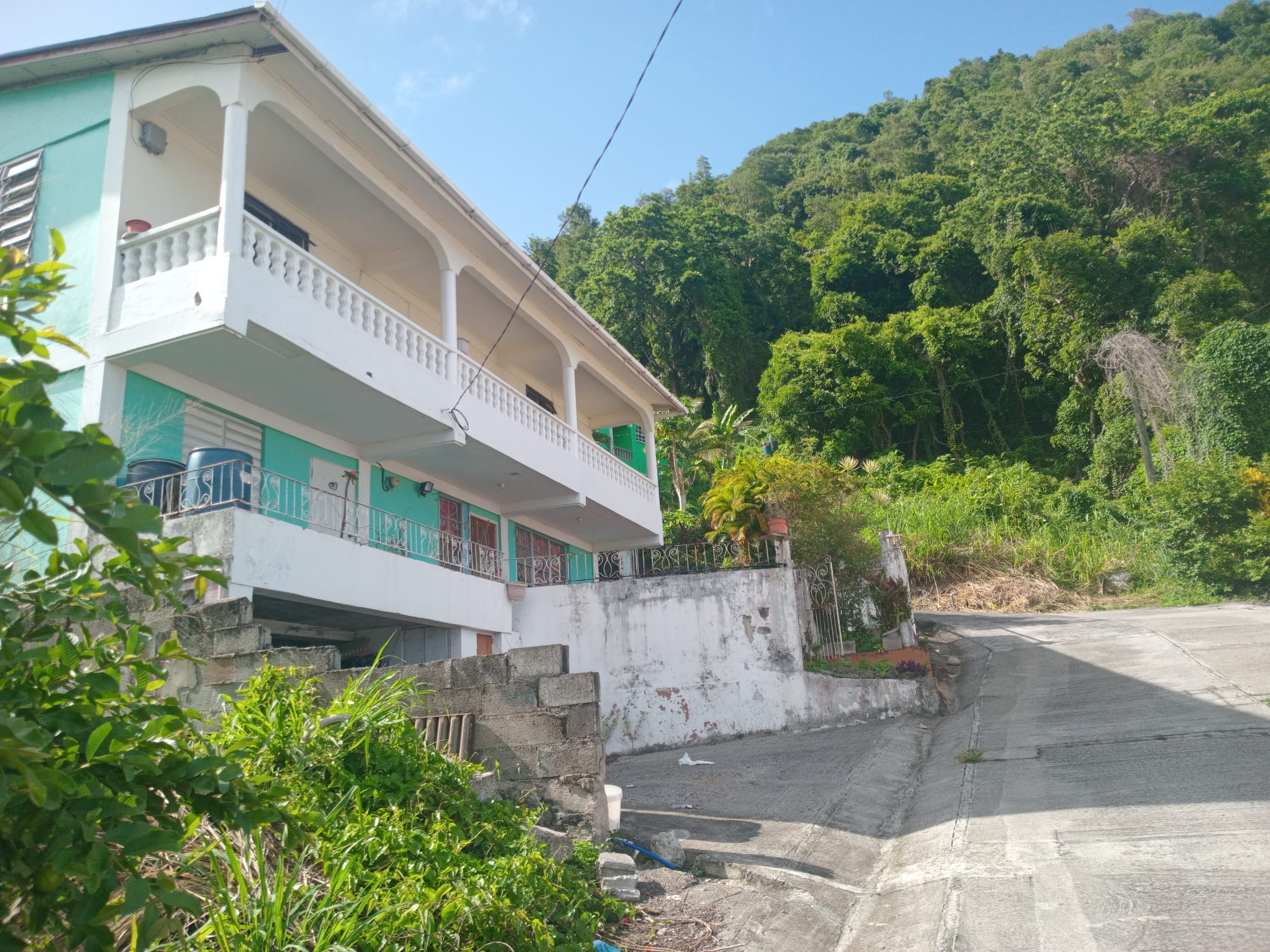 6 bedrooms, 4 baths house for sale in Loubriere, Dominica – EC$680,000 / US$245,682