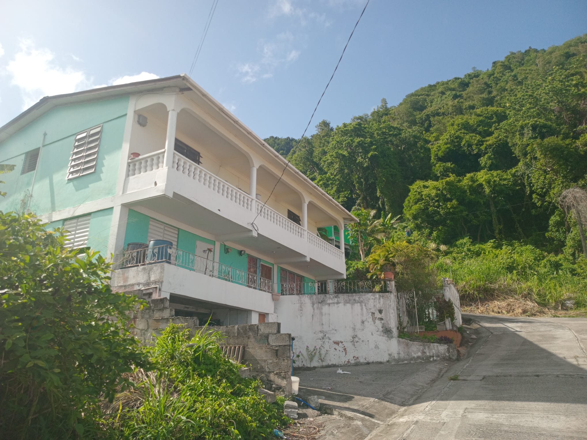 6 bedrooms, 4 baths house for sale in Loubriere, Dominica – EC$680,000 / US$245,682
