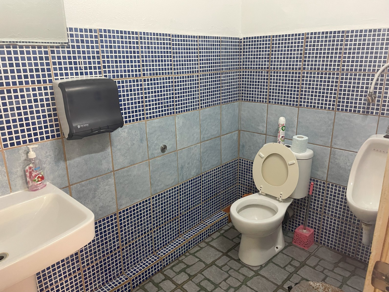 Commercial space for rent in Roseau, Dominica – EC$5000 / US$1875 monthly