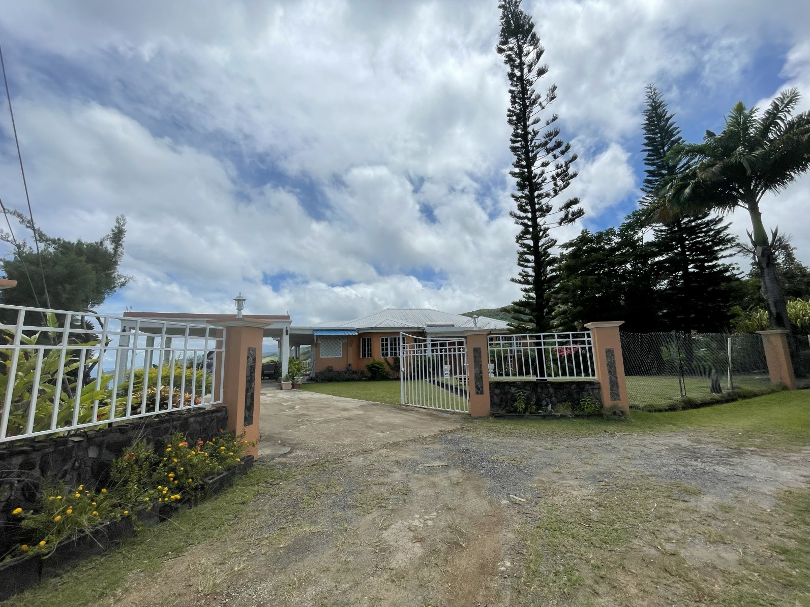 2 bedrooms, 2 baths house for rent in Morne Daniel , Dominica – EC$4500 / US$1685 monthly