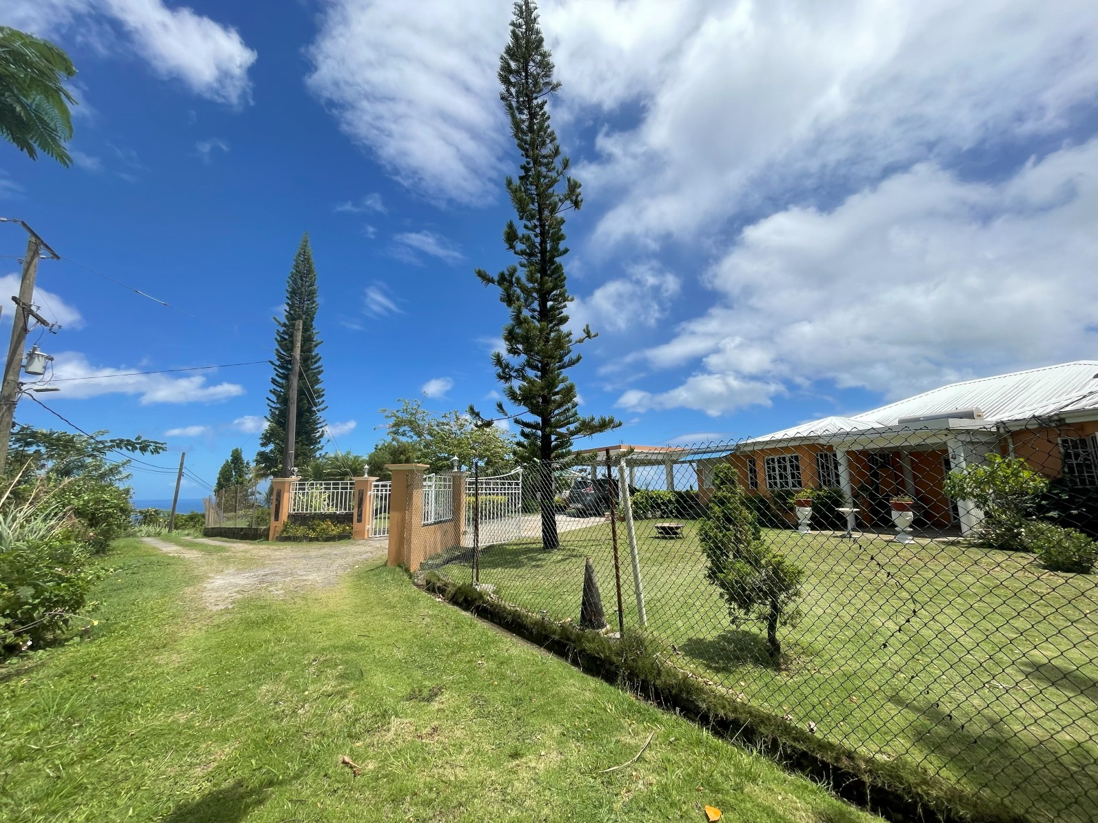 2 bedrooms, 2 baths house for rent in Morne Daniel , Dominica – EC$4500 / US$1685 monthly