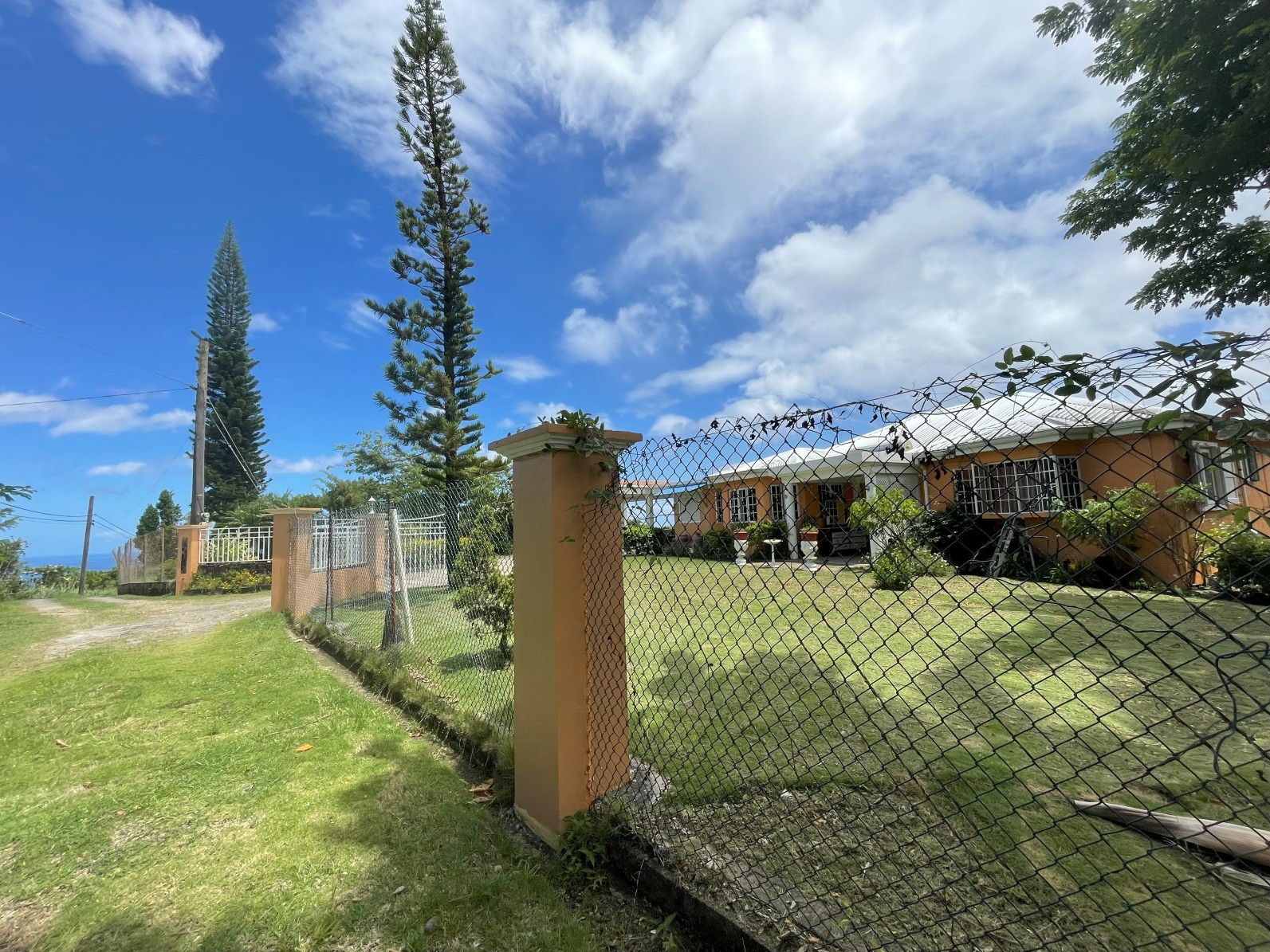 2 bedrooms, 2 baths house for rent in Morne Daniel , Dominica – EC$4500 / US$1685 monthly