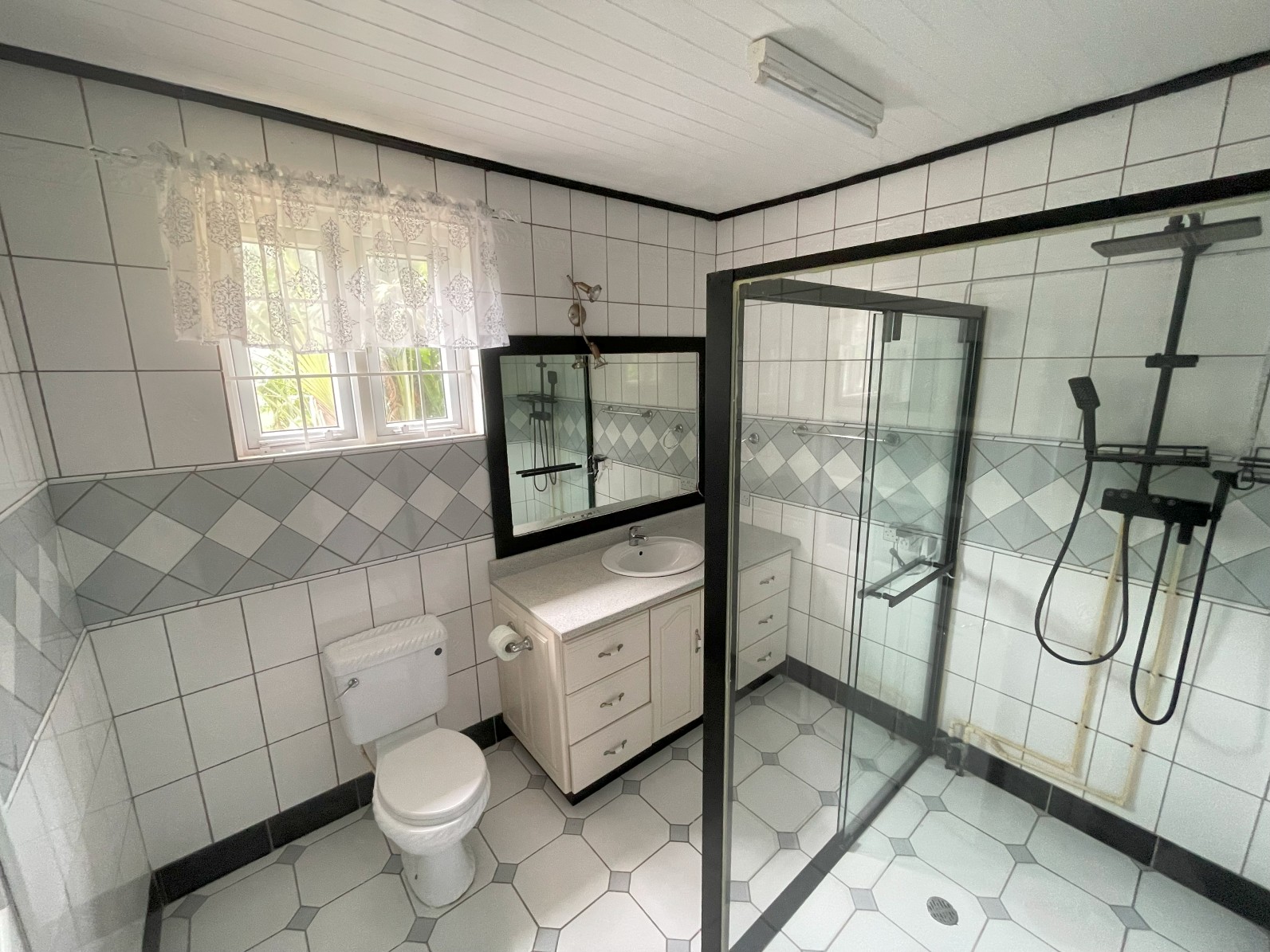 2 bedrooms, 2 baths house for rent in Morne Daniel , Dominica – EC$4500 / US$1685 monthly