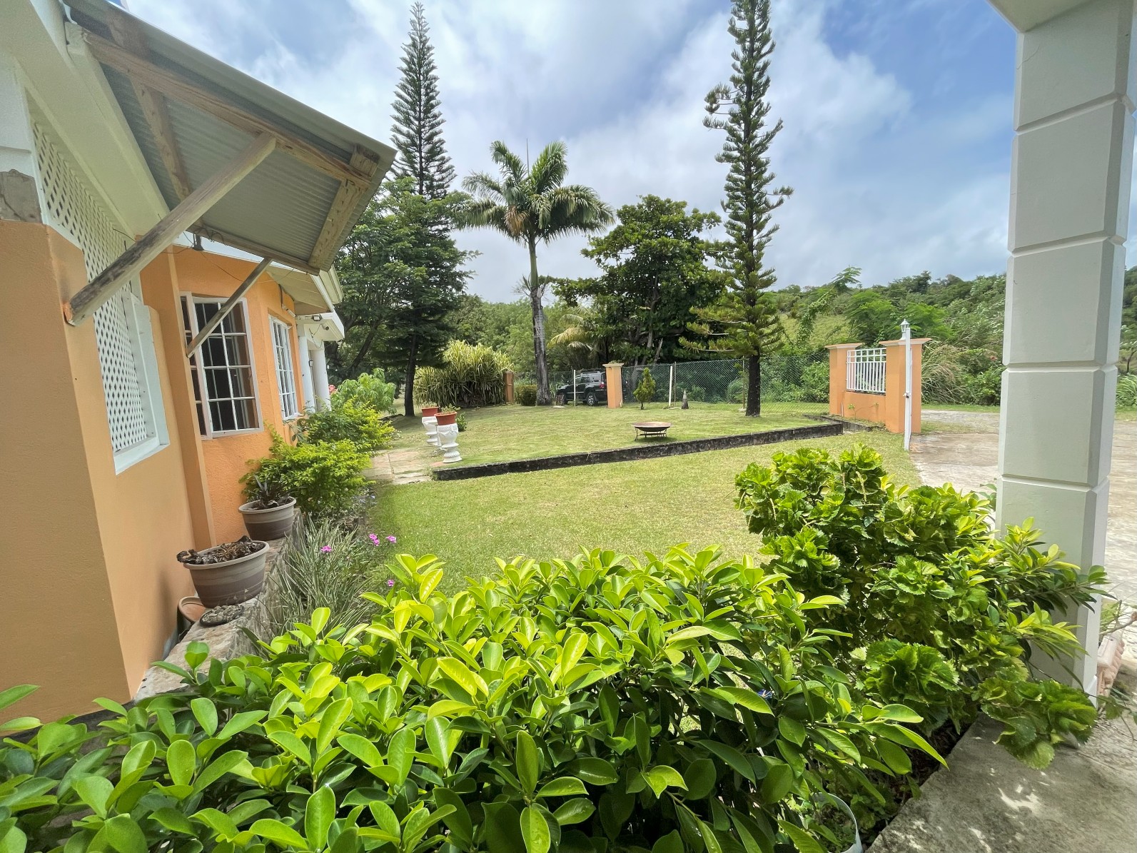 2 bedrooms, 2 baths house for rent in Morne Daniel , Dominica – EC$4500 / US$1685 monthly