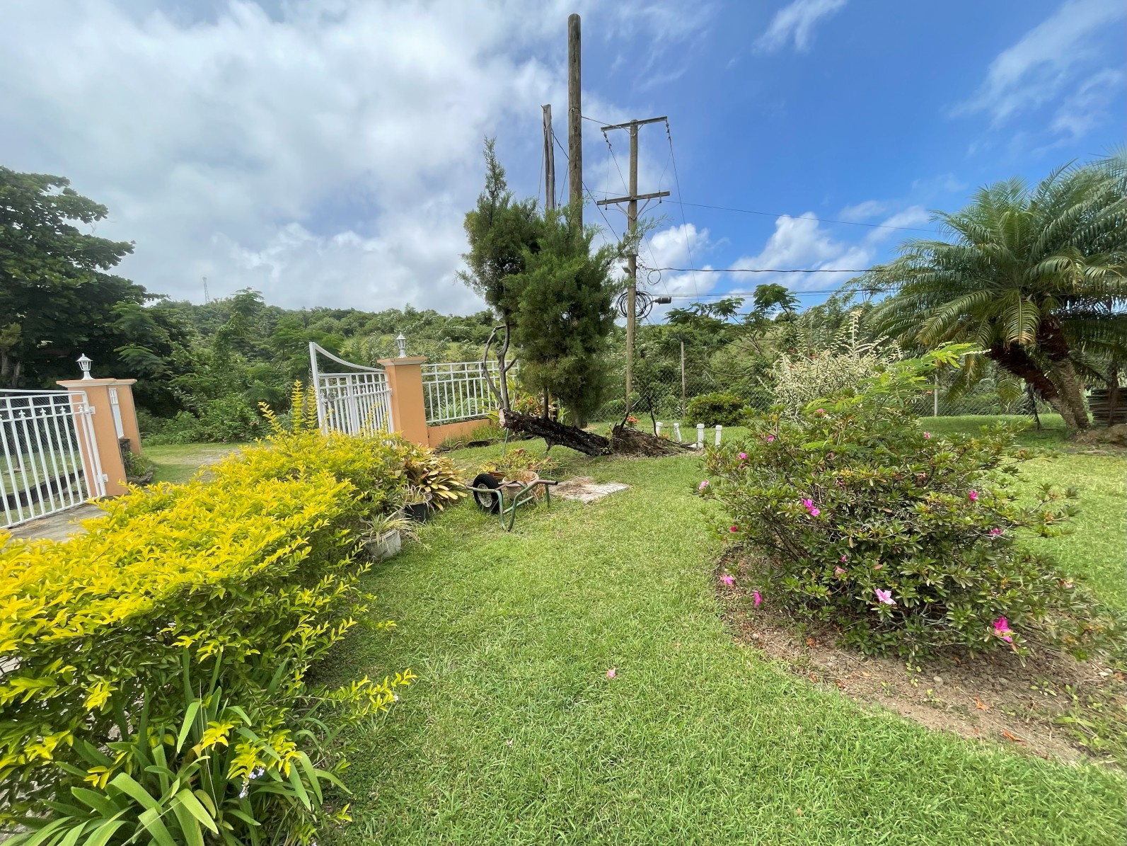 2 bedrooms, 2 baths house for rent in Morne Daniel , Dominica – EC$4500 / US$1685 monthly