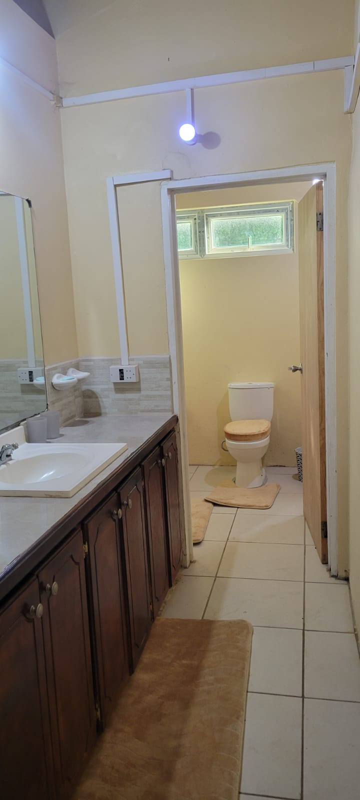 Vacation/short term Rentals available in Castle Bruce – EC$215 / US$80 nightly (per room)