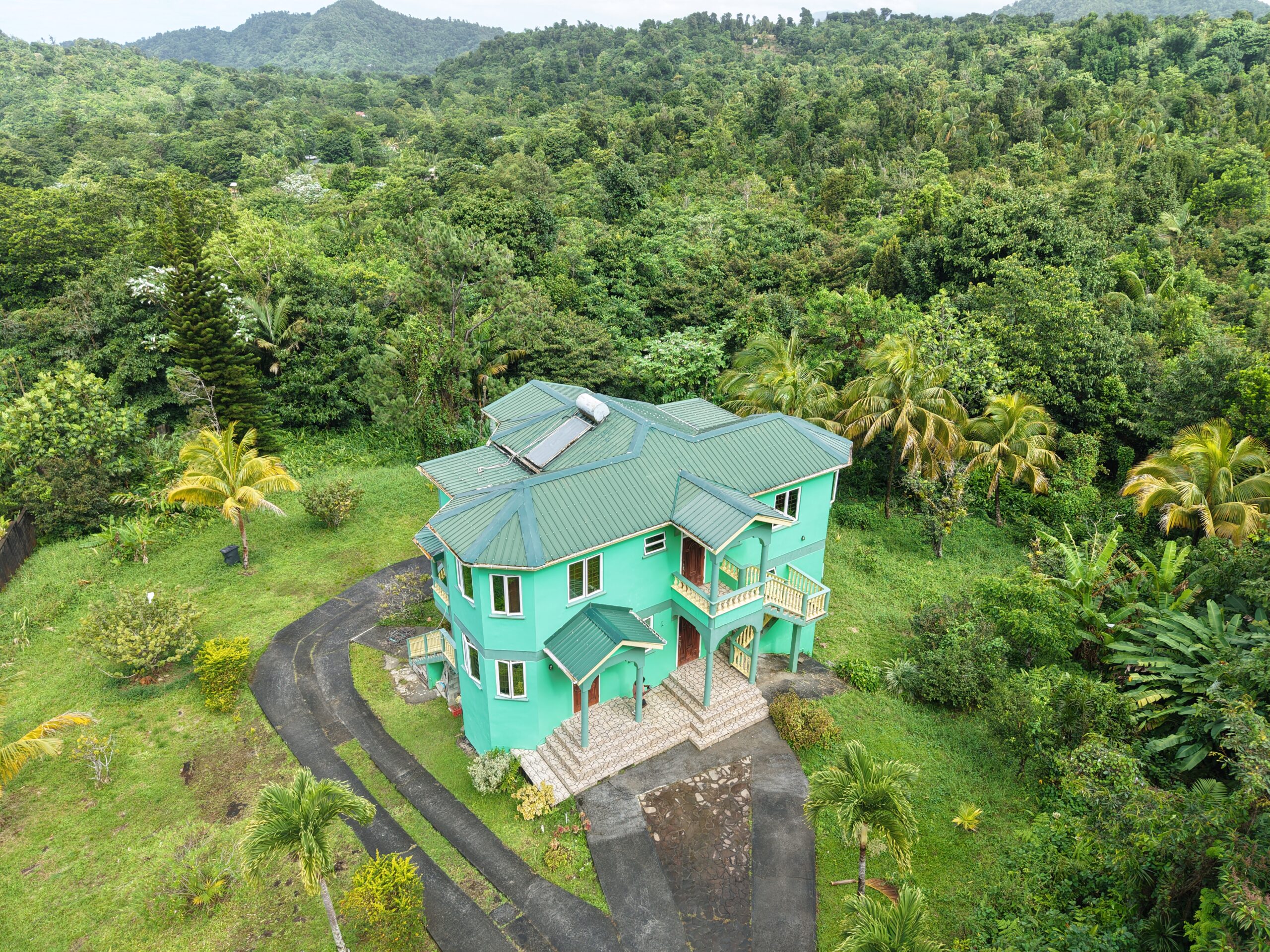 5 bedrooms, 3 baths (2 storey) house in Sultan, Dominica -EC$1,350,000 / US$505,618