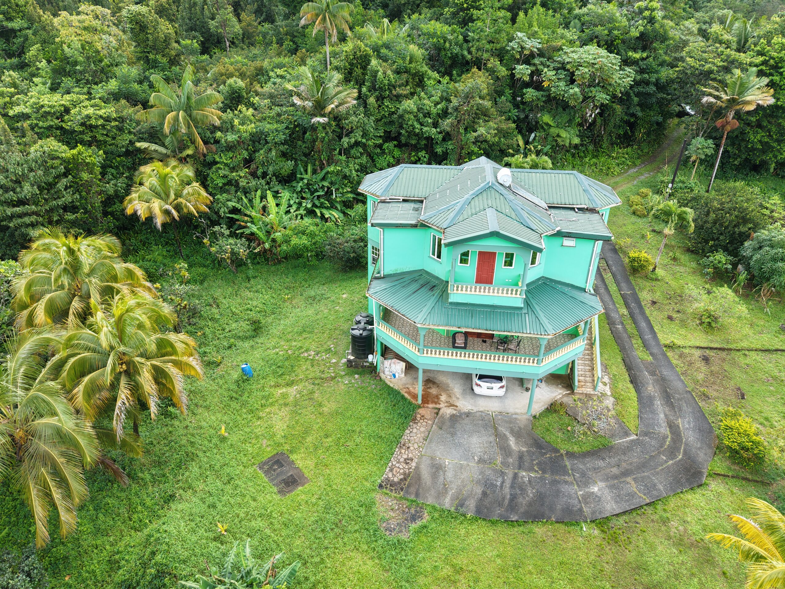 5 bedrooms, 3 baths (2 storey) house in Sultan, Dominica -EC$1,350,000 / US$505,618