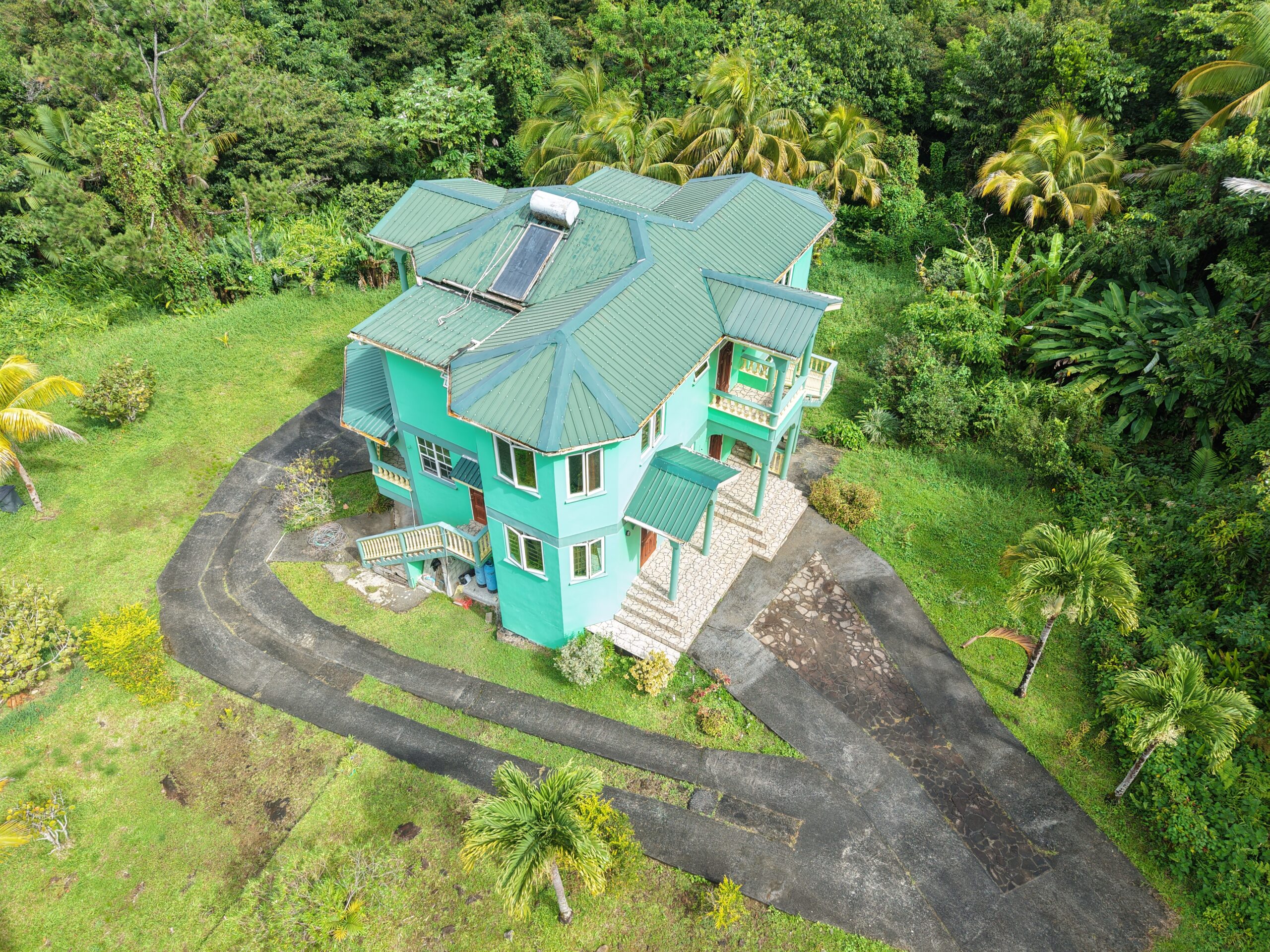 5 bedrooms, 3 baths (2 storey) house in Sultan, Dominica -EC$1,350,000 / US$505,618