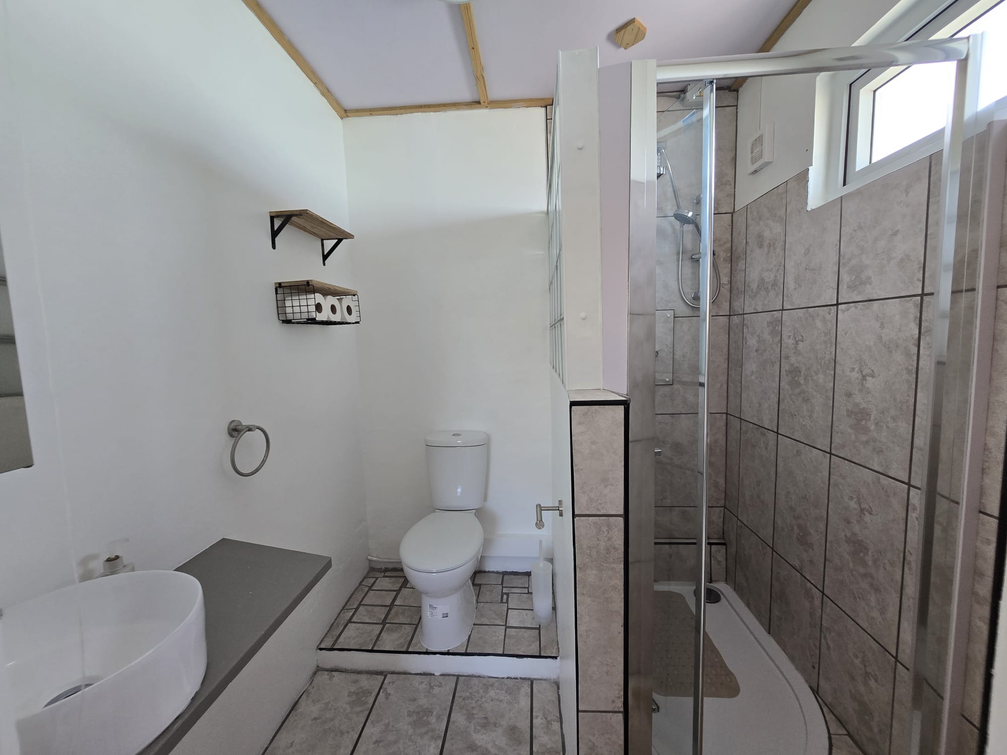3 bedrooms, 2 baths house for short term rent in Pointe Mitchel -EC$1087 / US$400 nightly