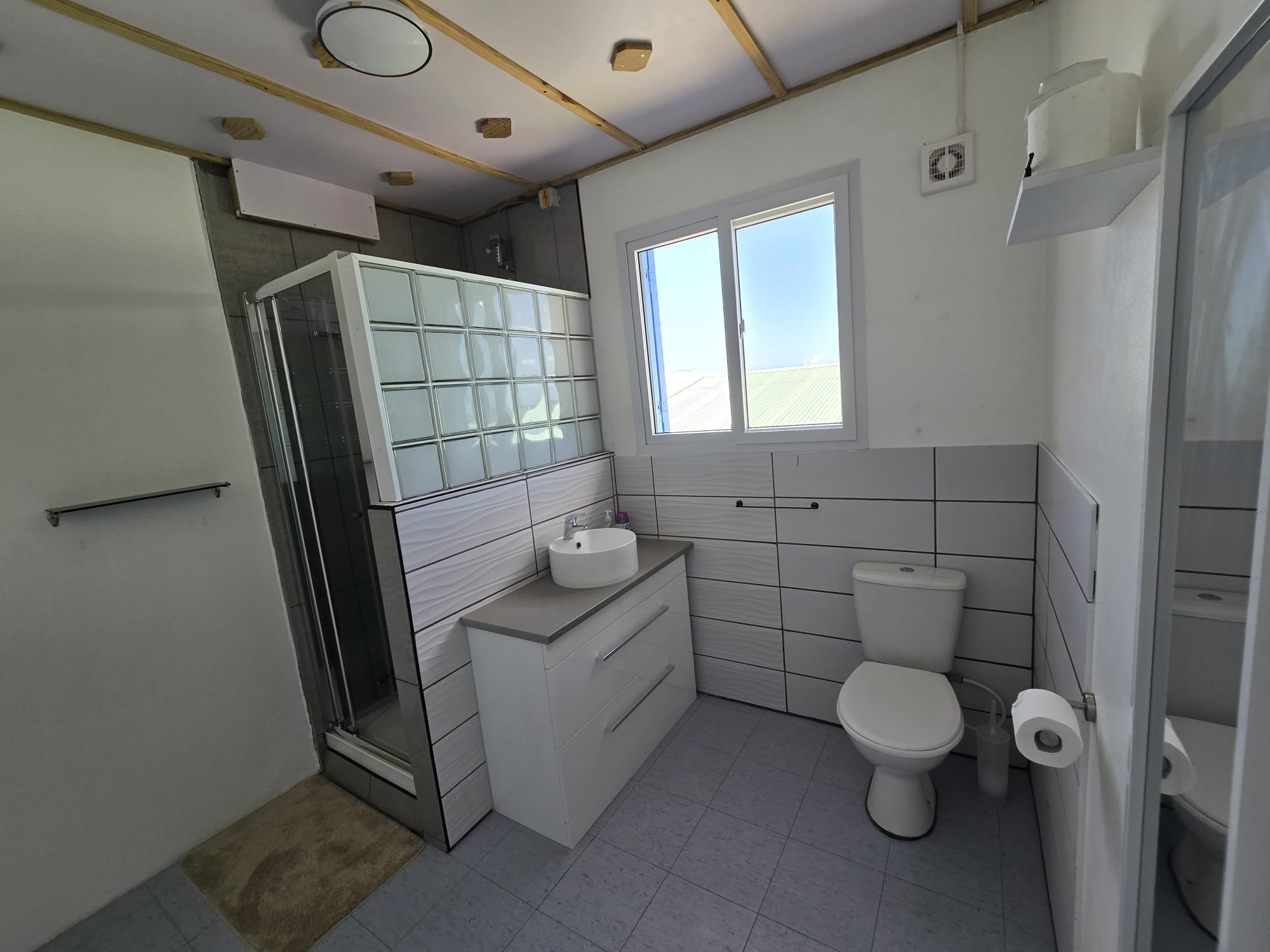 3 bedrooms, 2 baths house for short term rent in Pointe Mitchel -EC$1087 / US$400 nightly