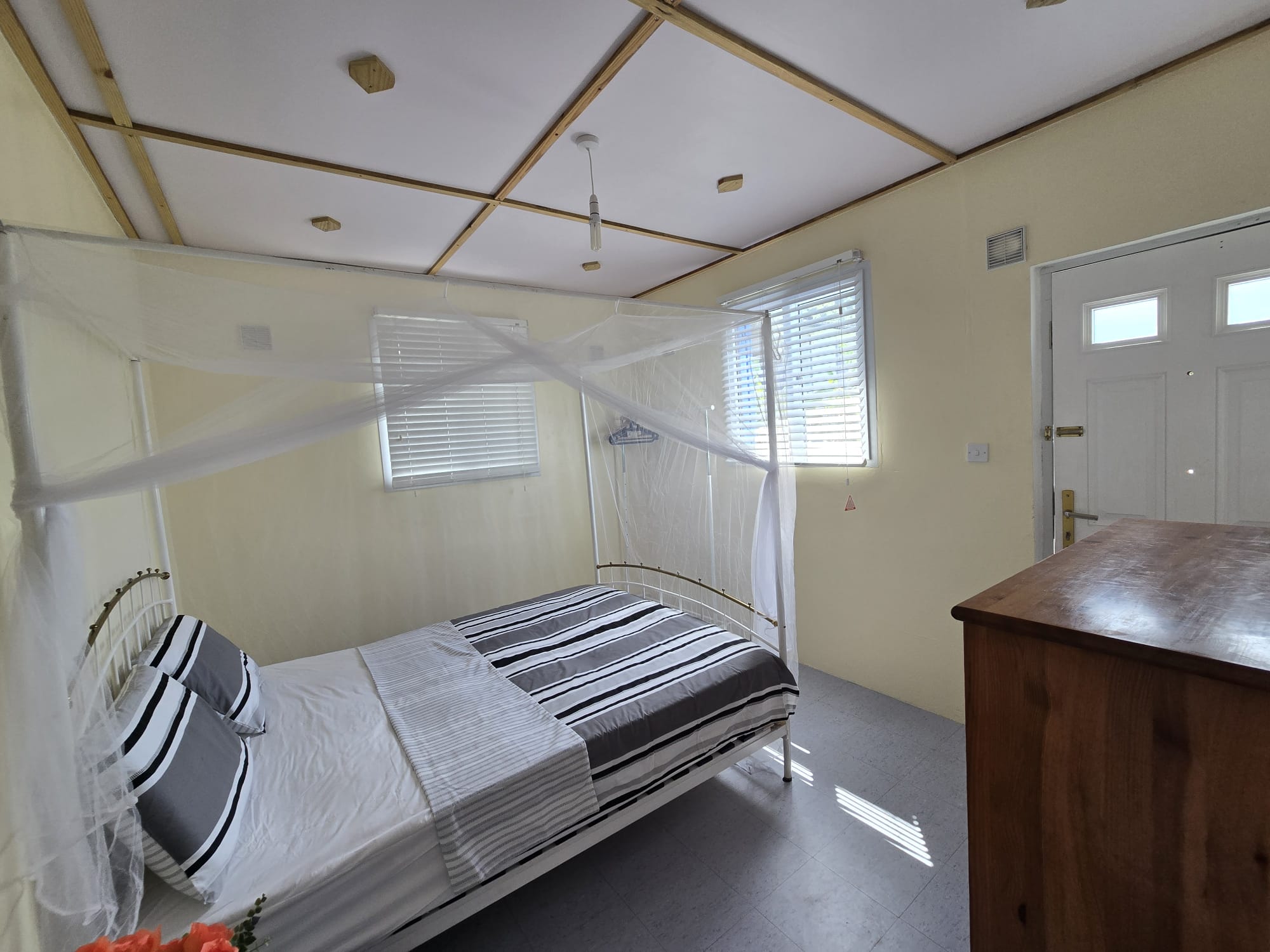 3 bedrooms, 2 baths house for short term rent in Pointe Mitchel -EC$1087 / US$400 nightly