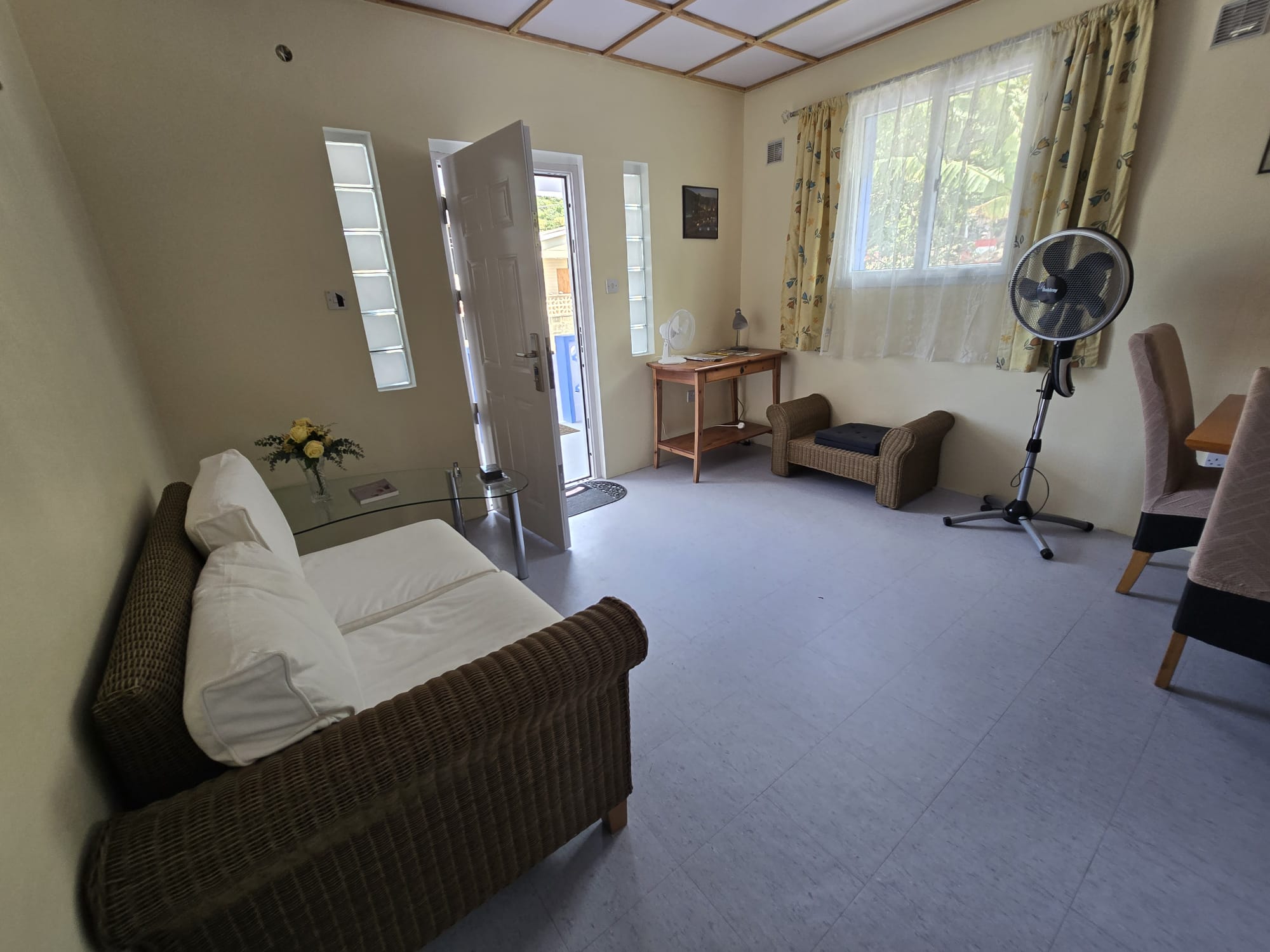 3 bedrooms, 2 baths house for short term rent in Pointe Mitchel -EC$1087 / US$400 nightly