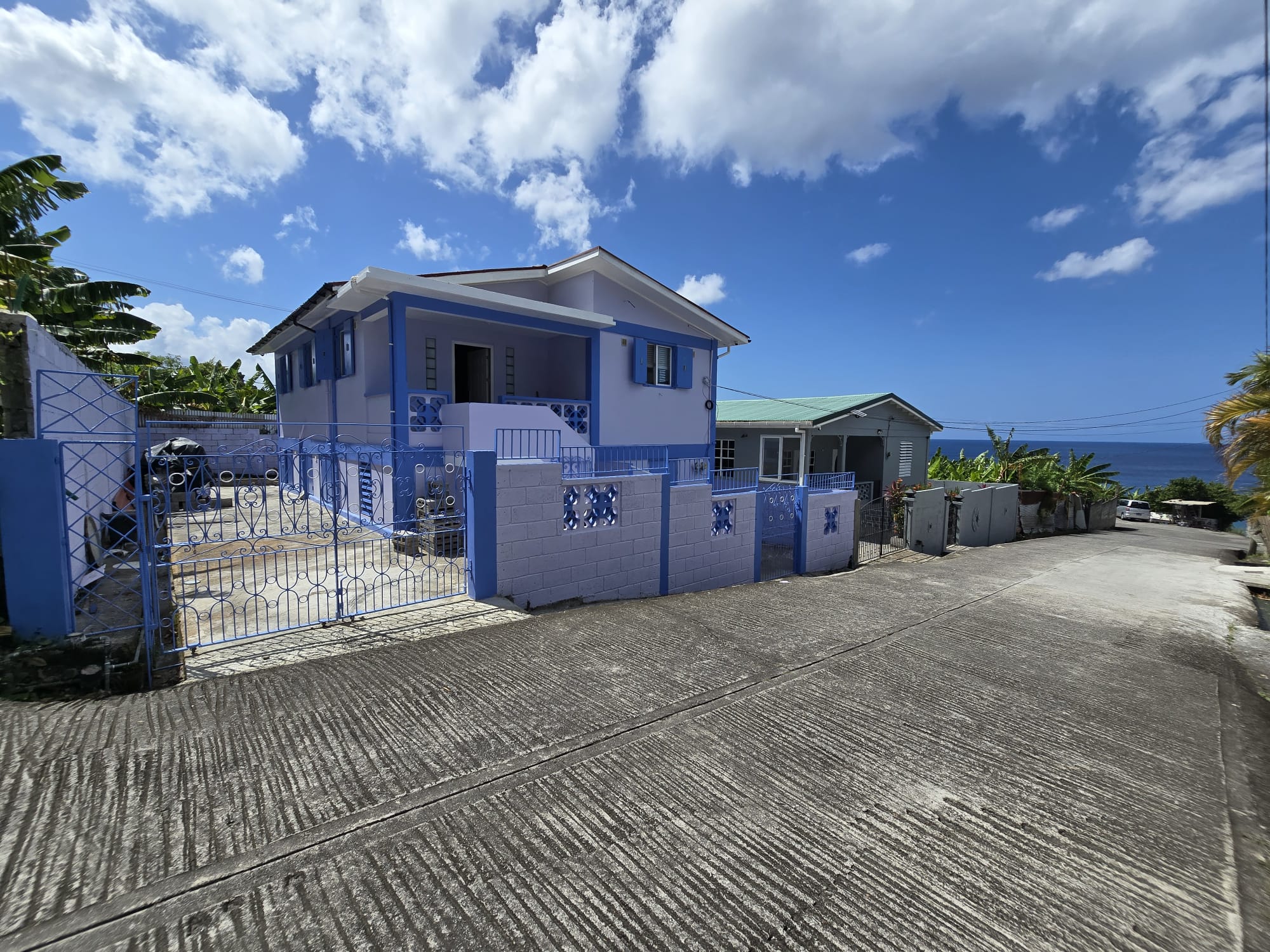 3 bedrooms, 2 baths house for short term rent in Pointe Mitchel -EC$1087 / US$400 nightly