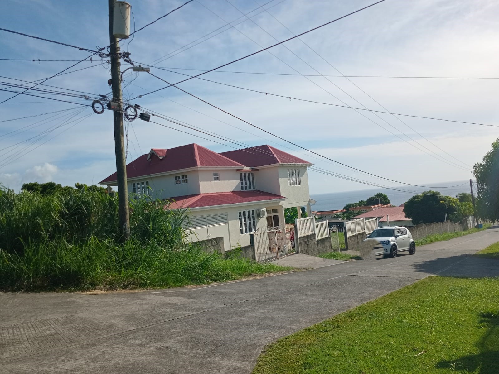 4 bedrooms, 2.5 baths house for rent in Belfast, Dominica – EC$3,800 / US$1,425 monthly