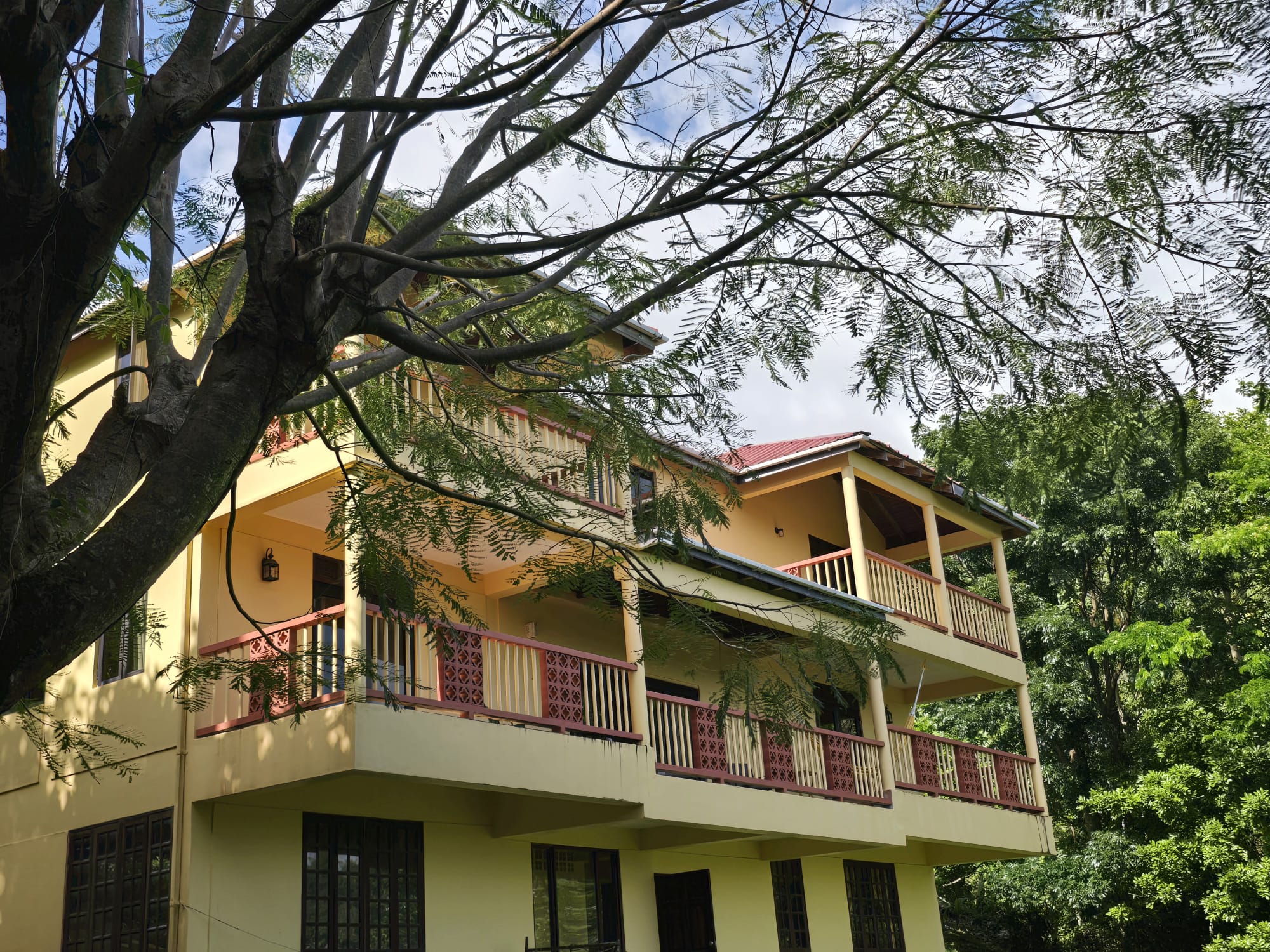 4 bedrooms, 3.5 baths residential property for sale in Cottage, Dominica. EC$3.5 Million / US$1.3 Million