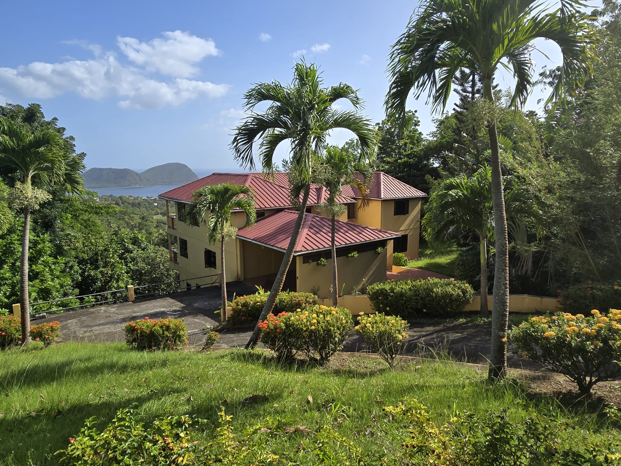 4 bedrooms, 3.5 baths residential property for sale in Cottage, Dominica. EC$3.5 Million / US$1.3 Million