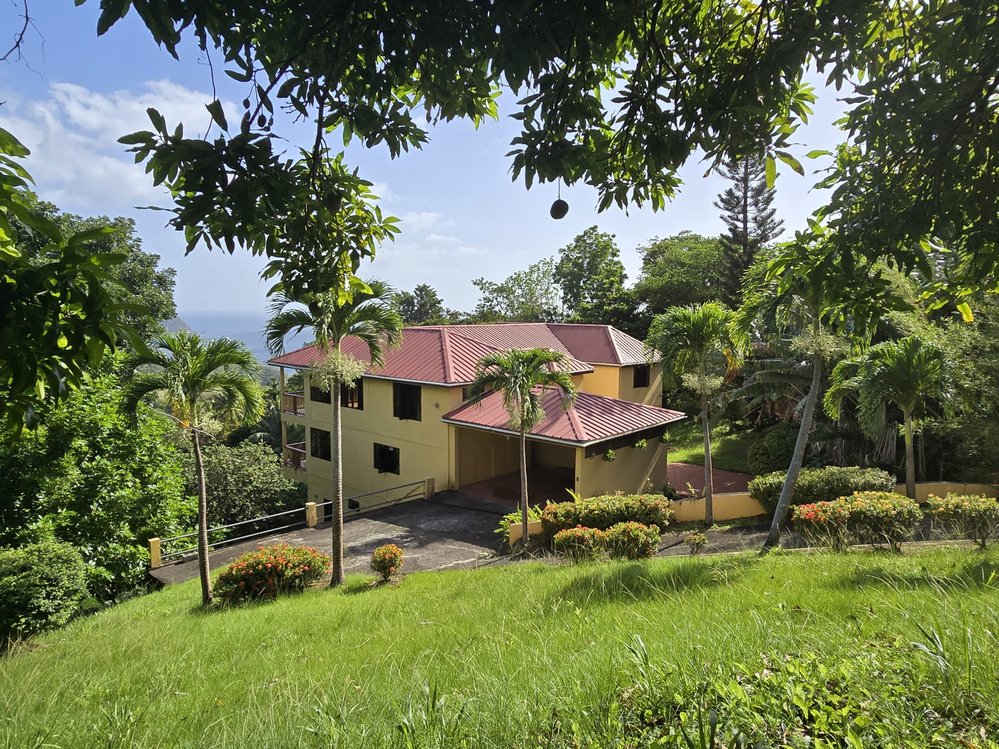 4 bedrooms, 3.5 baths residential property for sale in Cottage, Dominica. EC$3.5 Million / US$1.3 Million