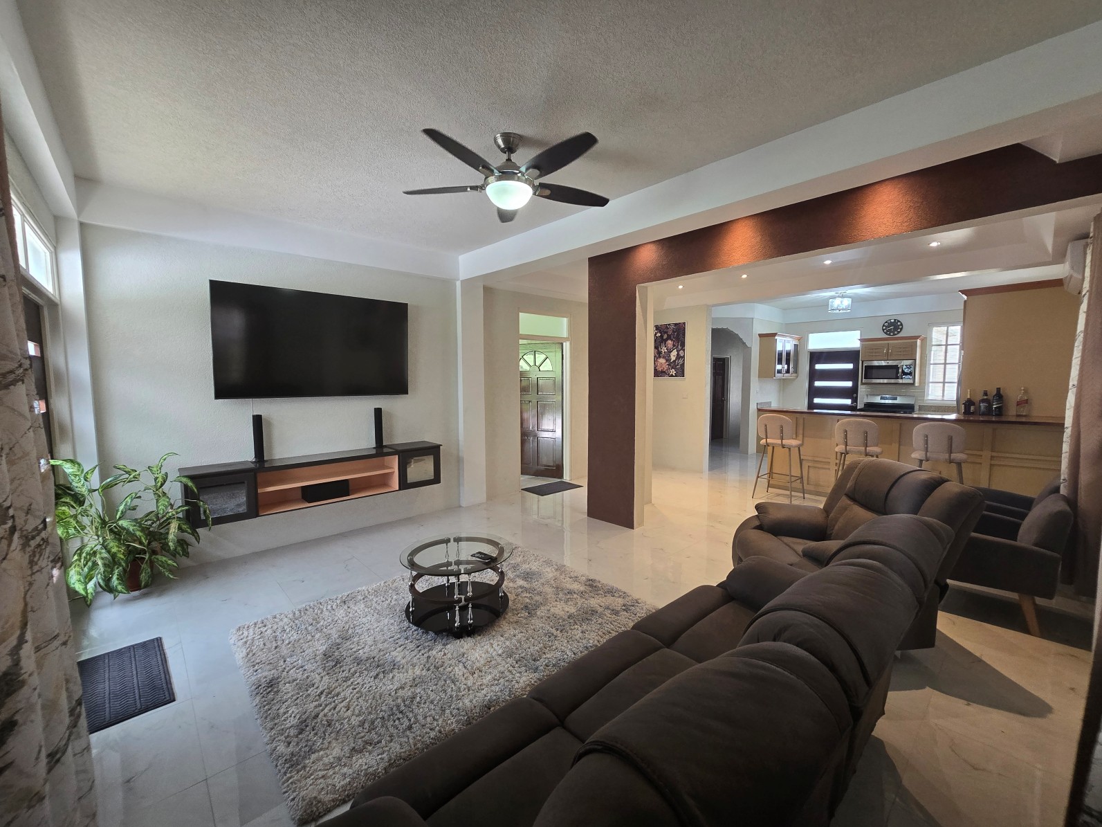 Elegant and beautiful apartment in Canefield for short term – EC$US$600 /EC$1630 nightly