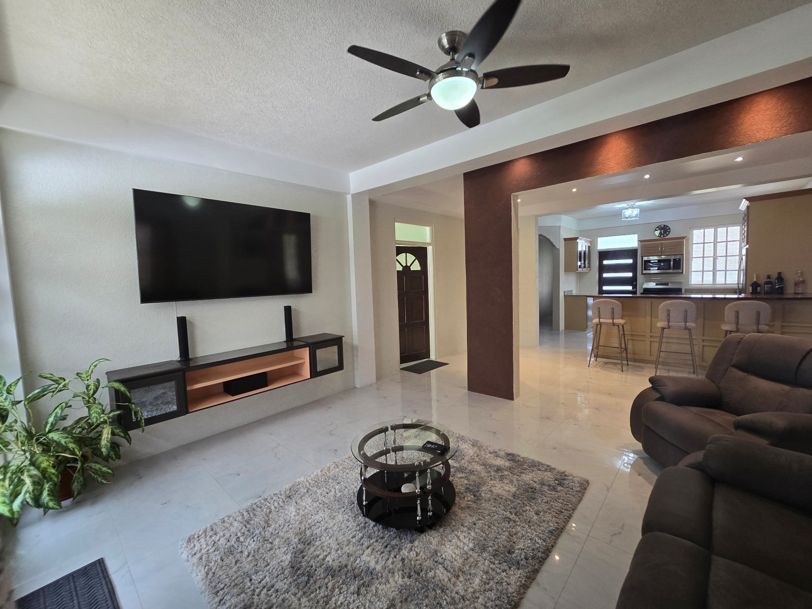 Elegant and beautiful apartment in Canefield for short term – EC$US$600 /EC$1630 nightly