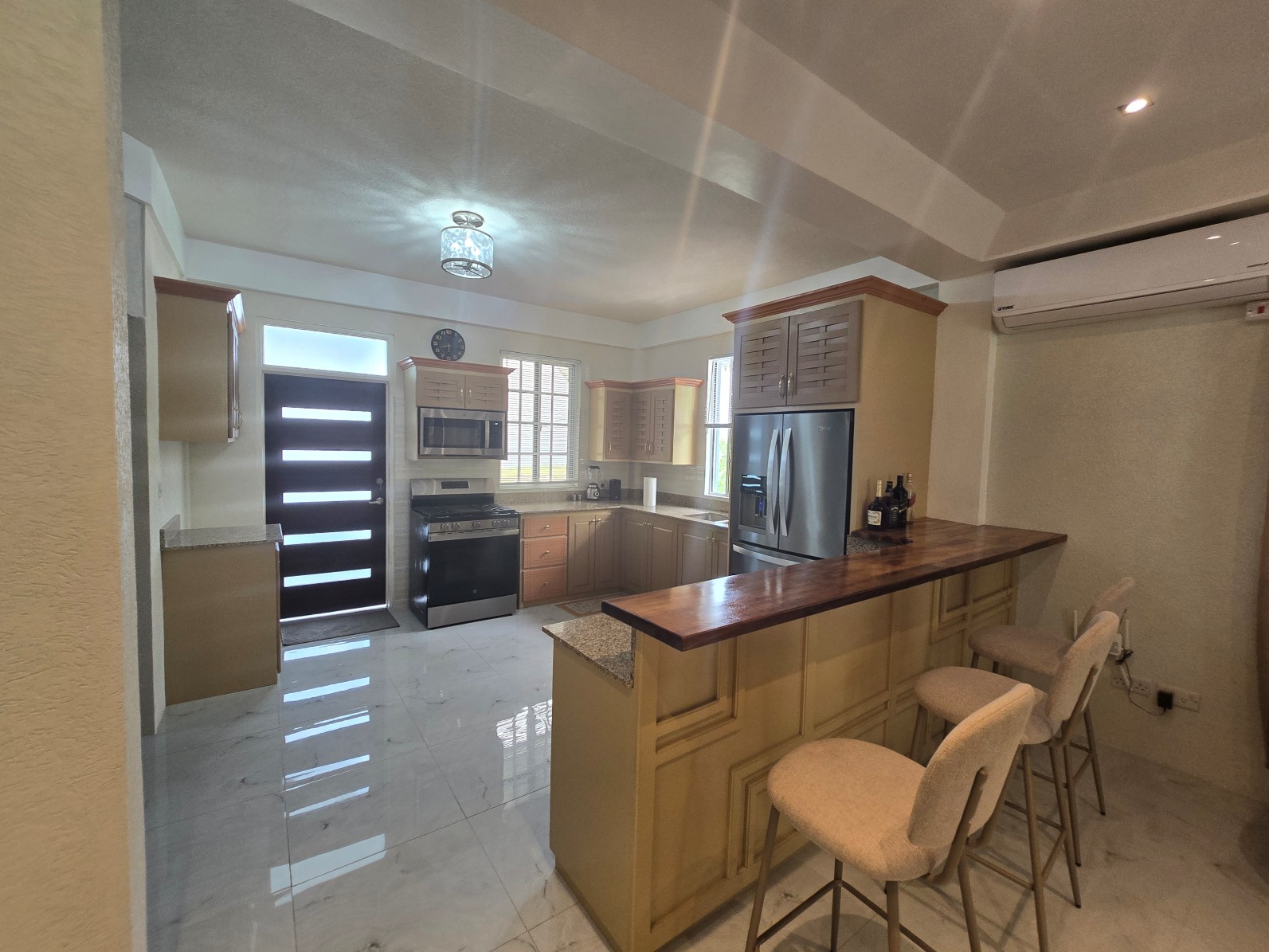Elegant and beautiful apartment in Canefield for short term – EC$US$600 /EC$1630 nightly