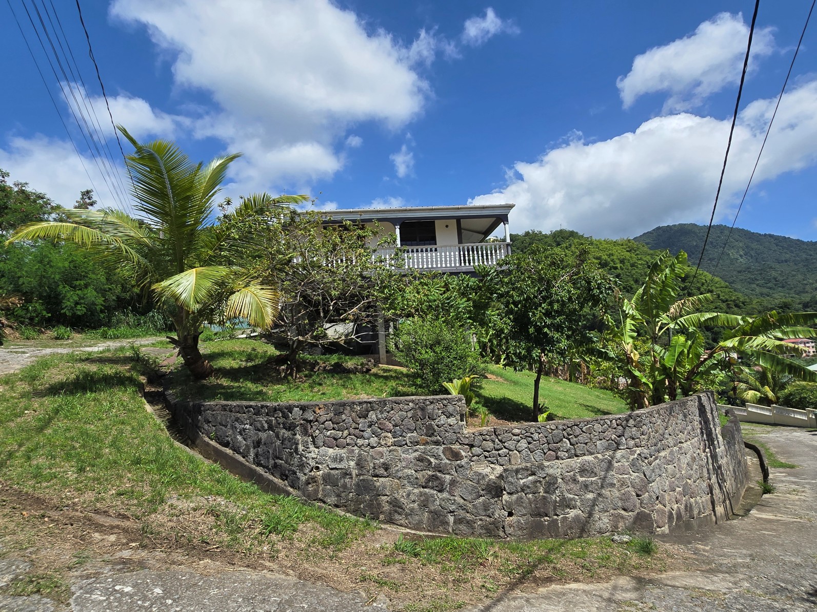 3 bedrooms, 2 baths unfurnished house for rent in Castle Comfort, Dominica – EC$2000 / US$750