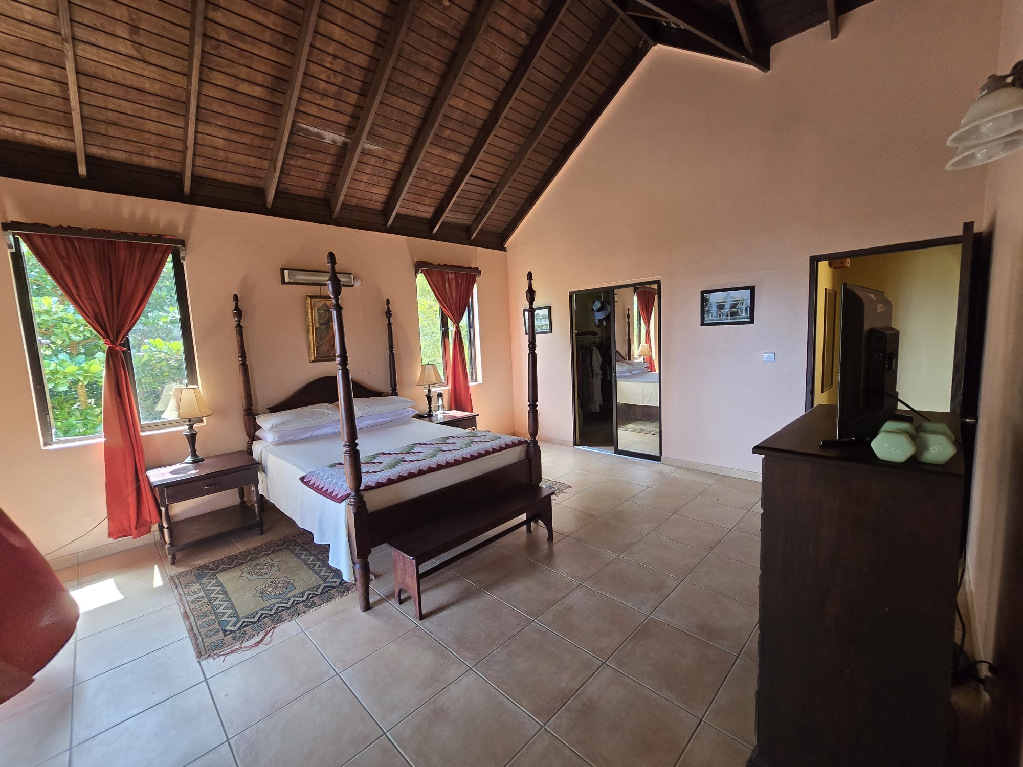 4 bedrooms, 3.5 baths residential property for sale in Cottage, Dominica. EC$3.5 Million / US$1.3 Million