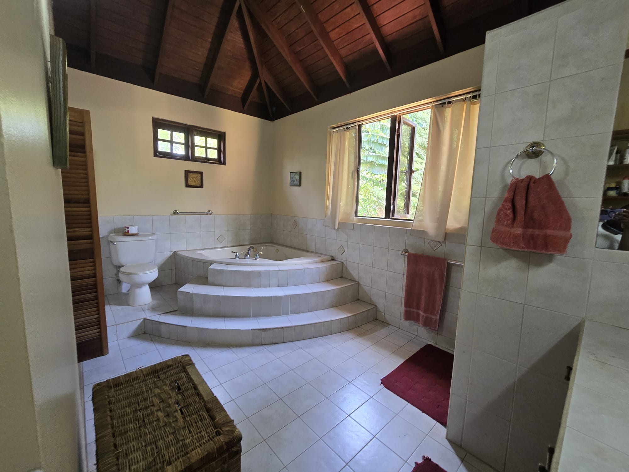 4 bedrooms, 3.5 baths residential property for sale in Cottage, Dominica. EC$3.5 Million / US$1.3 Million