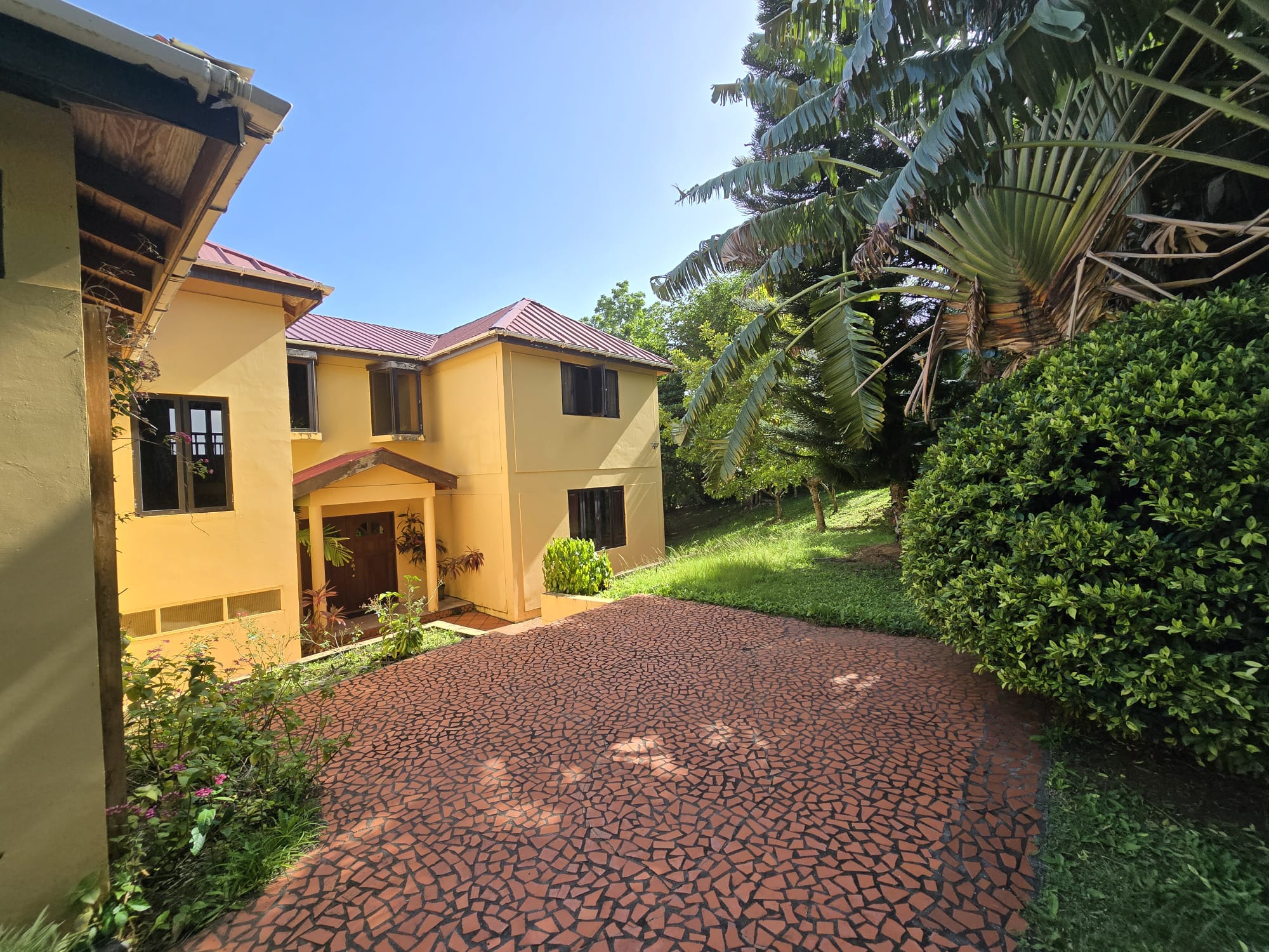 4 bedrooms, 3.5 baths residential property for sale in Cottage, Dominica. EC$3.5 Million / US$1.3 Million