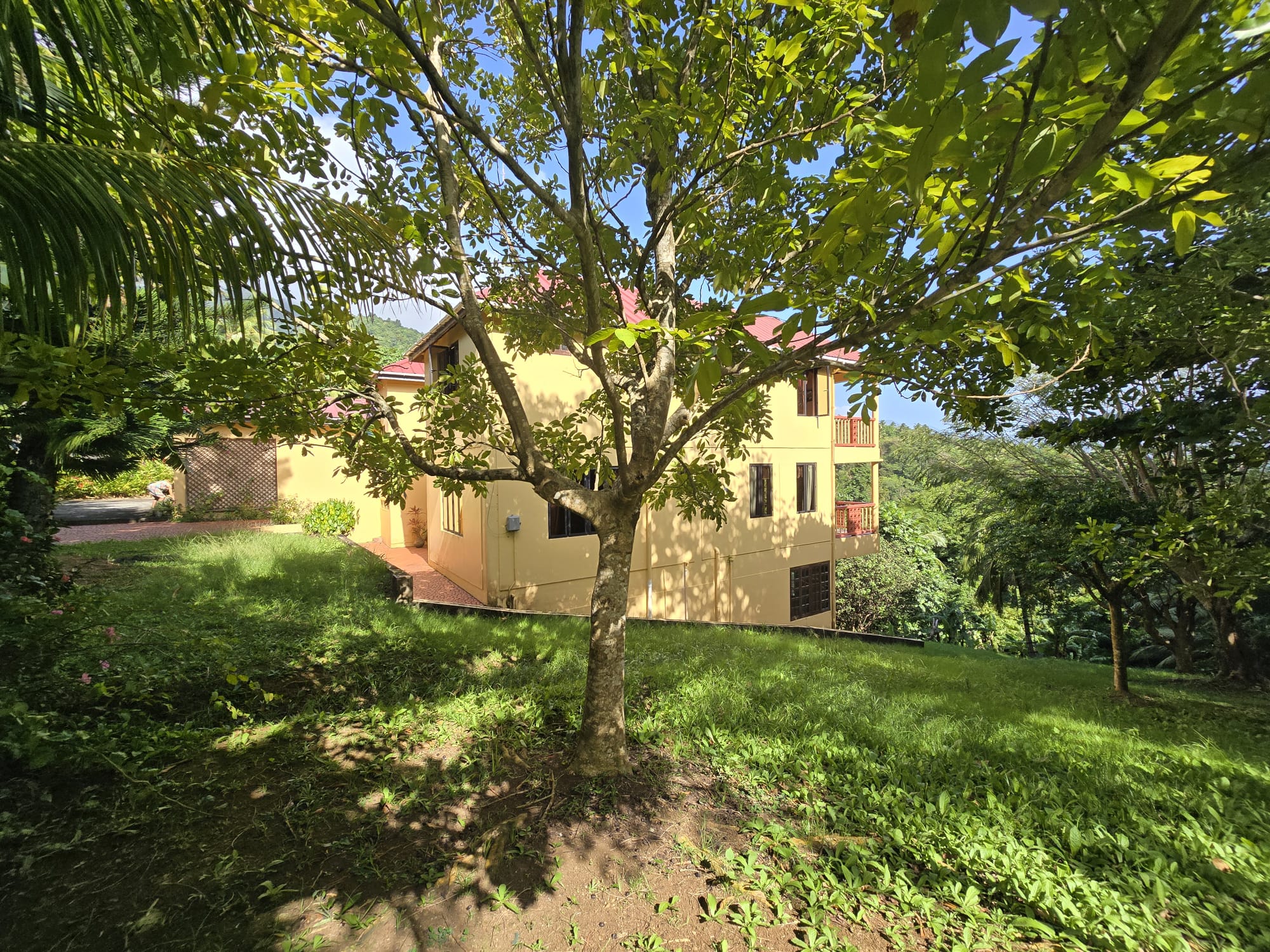 4 bedrooms, 3.5 baths residential property for sale in Cottage, Dominica. EC$3.5 Million / US$1.3 Million