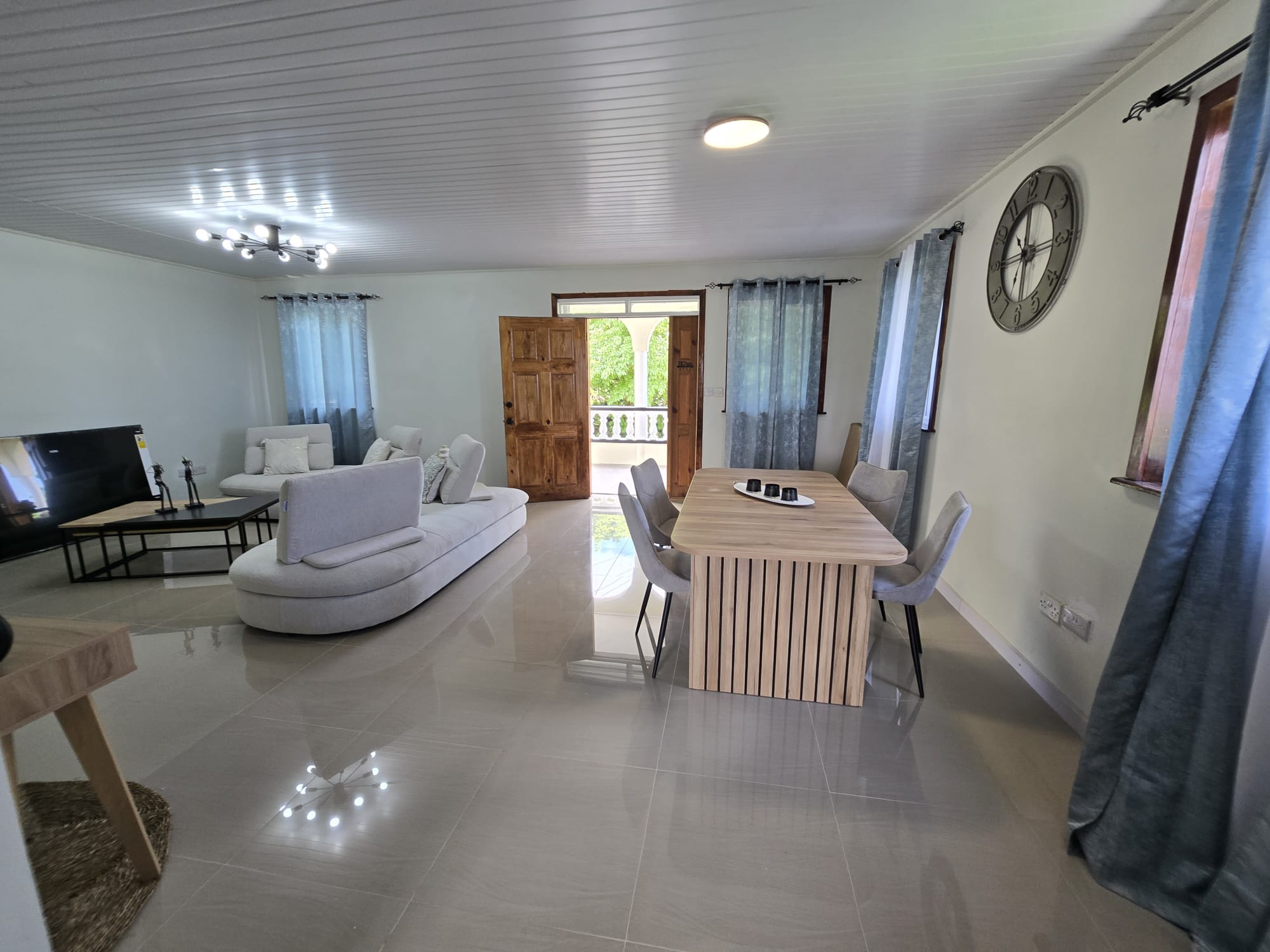3 bedrooms, 2 baths top floor for rent in Morne Daniel, Dominica – EC$5000 / US$1875 monthly