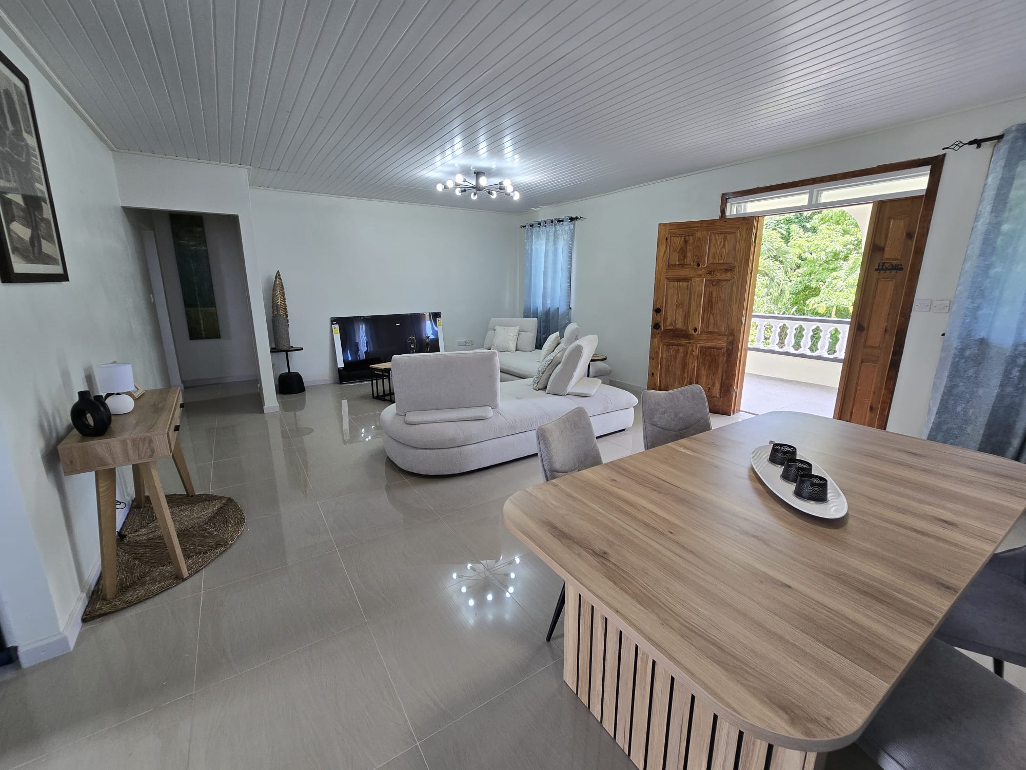 3 bedrooms, 2 baths top floor for rent in Morne Daniel, Dominica – EC$5000 / US$1875 monthly