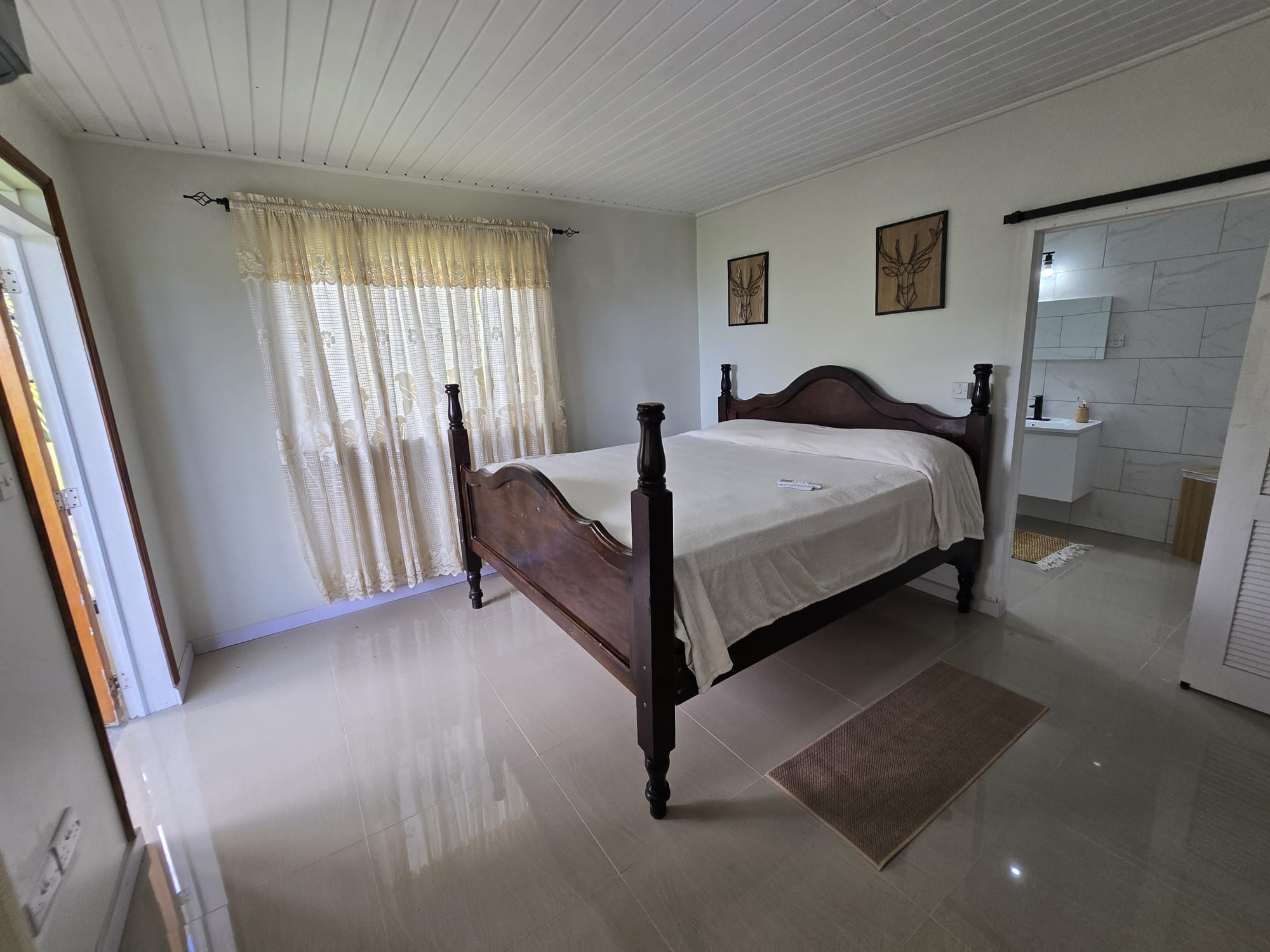 3 bedrooms, 2 baths top floor for rent in Morne Daniel, Dominica – EC$5000 / US$1875 monthly
