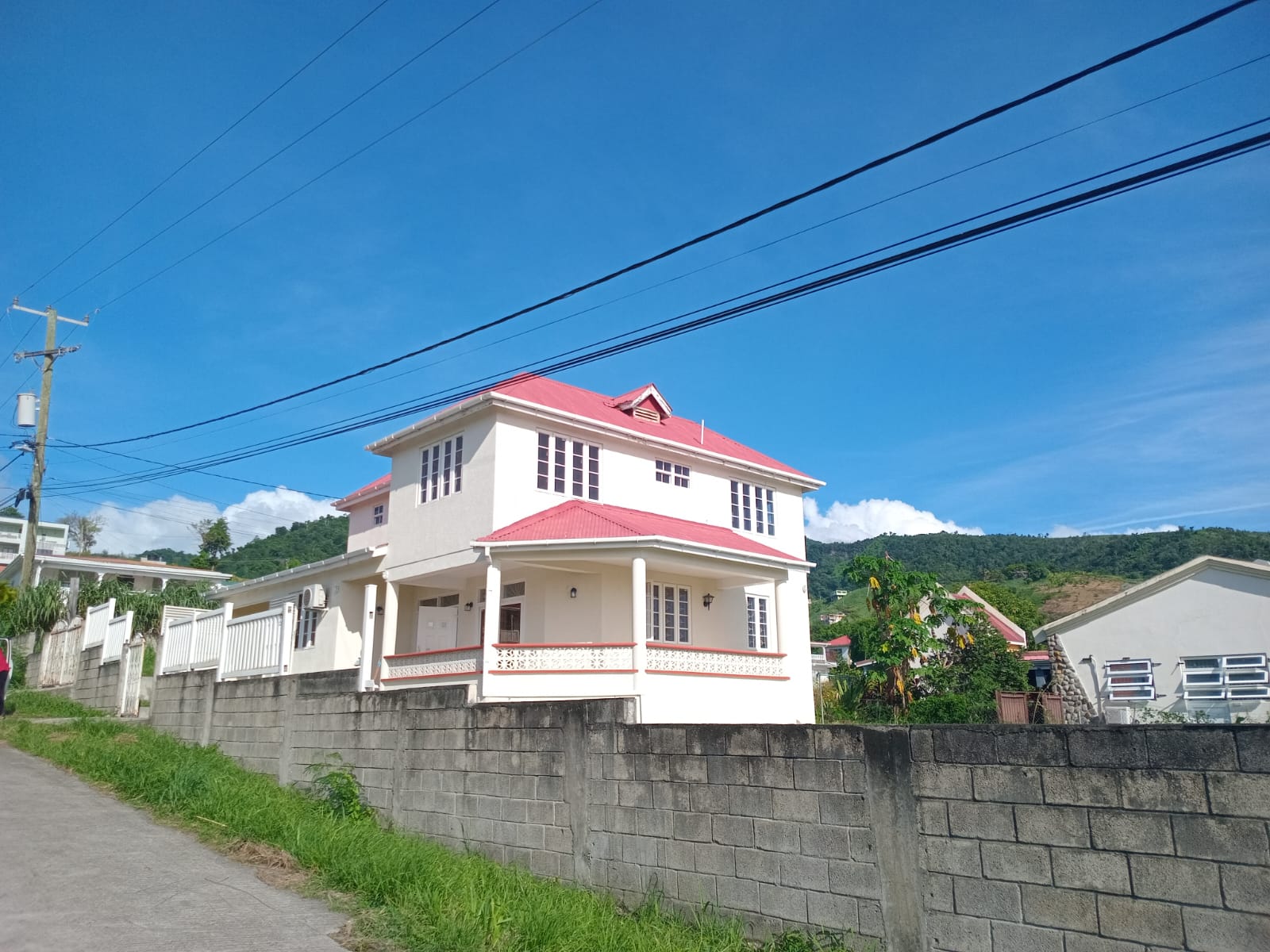 4 bedrooms, 2.5 baths house for sale in Belfast, Dominica – EC$995,000 / US$372,659