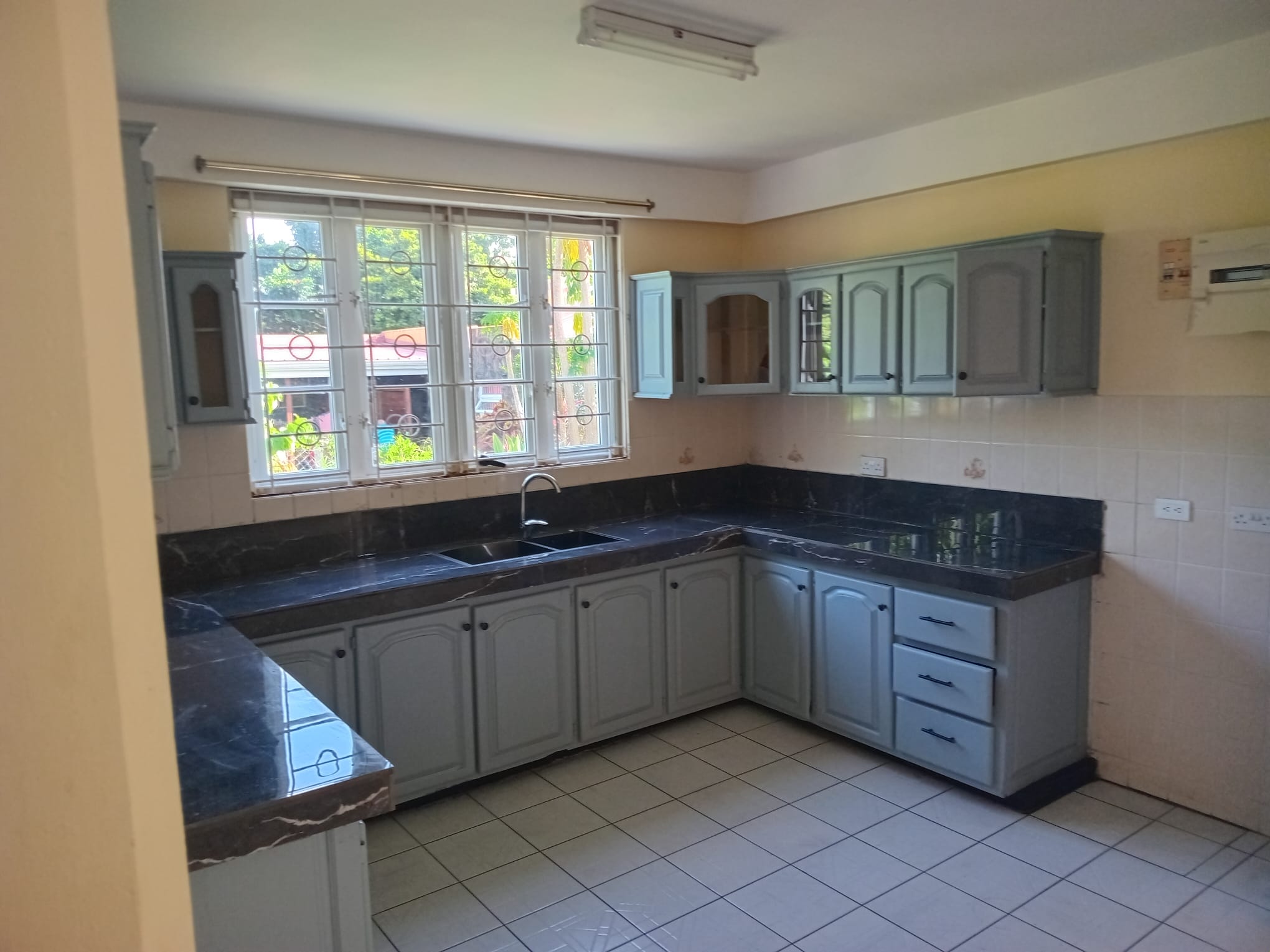 4 bedrooms, 2.5 baths house for sale in Belfast, Dominica – EC$995,000 / US$372,659